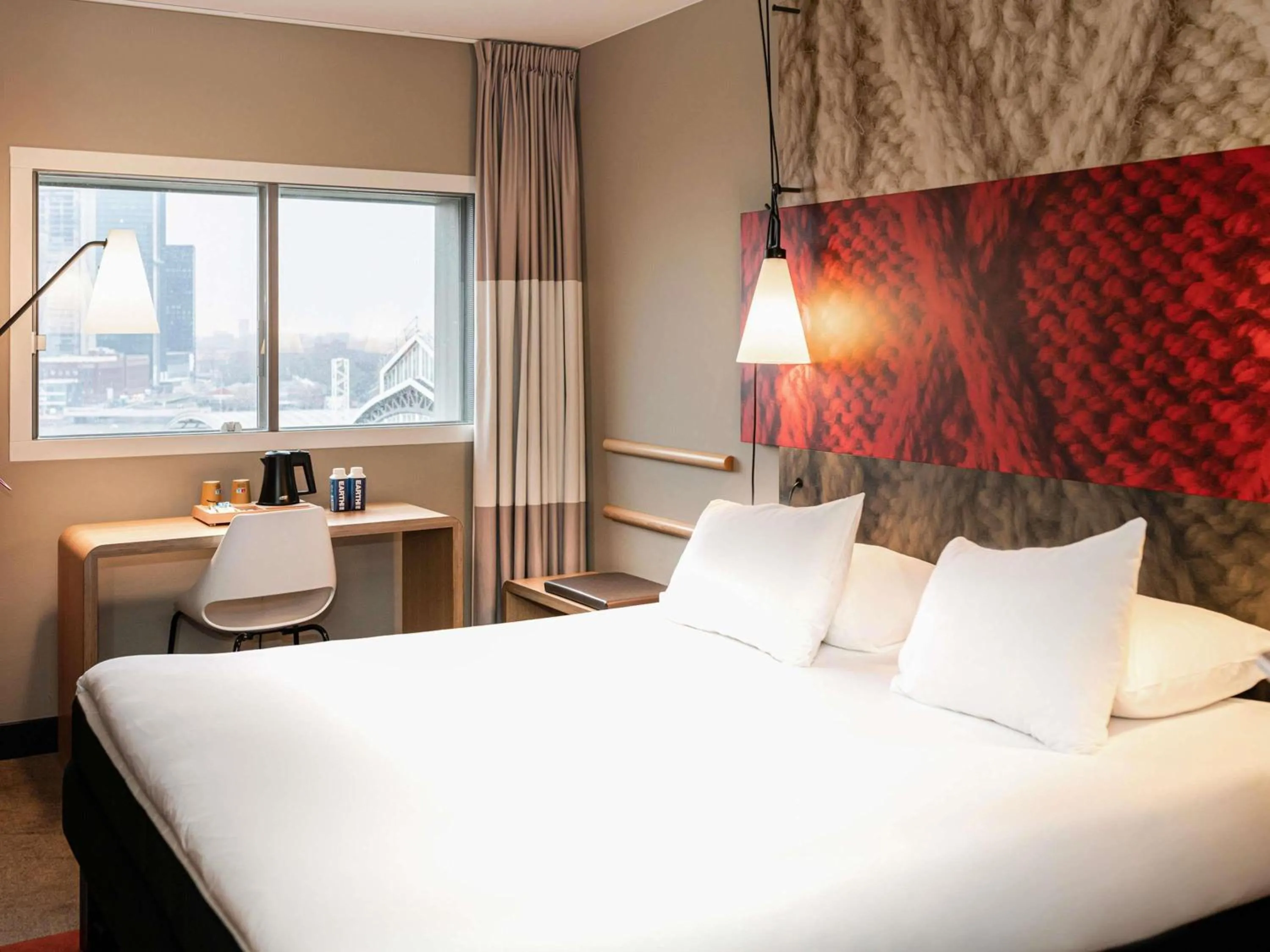 Property building, Bed in ibis Amsterdam Centre