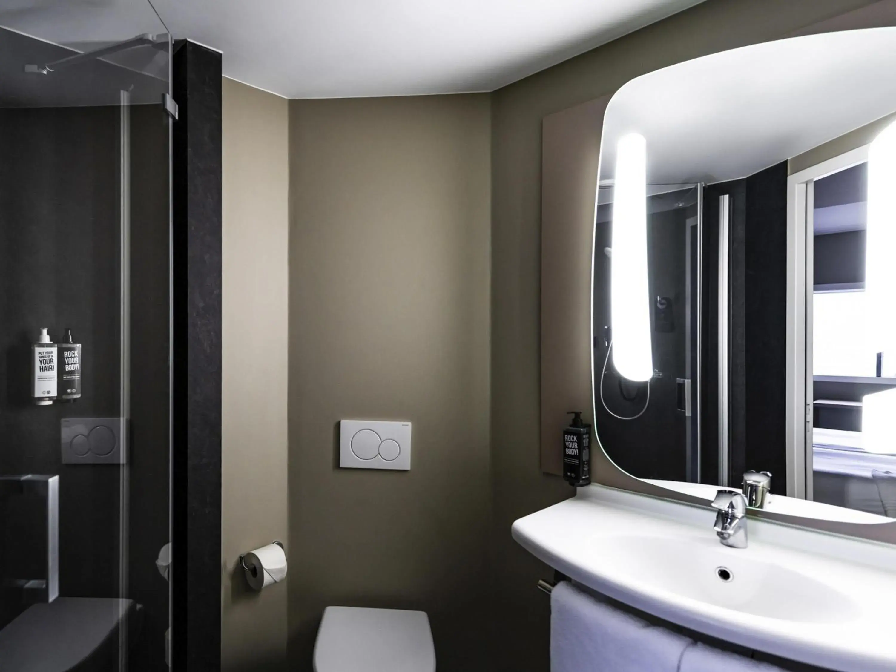 Double Room with River View in ibis Amsterdam Centre Double Room with River View in ibis Amsterdam Centre