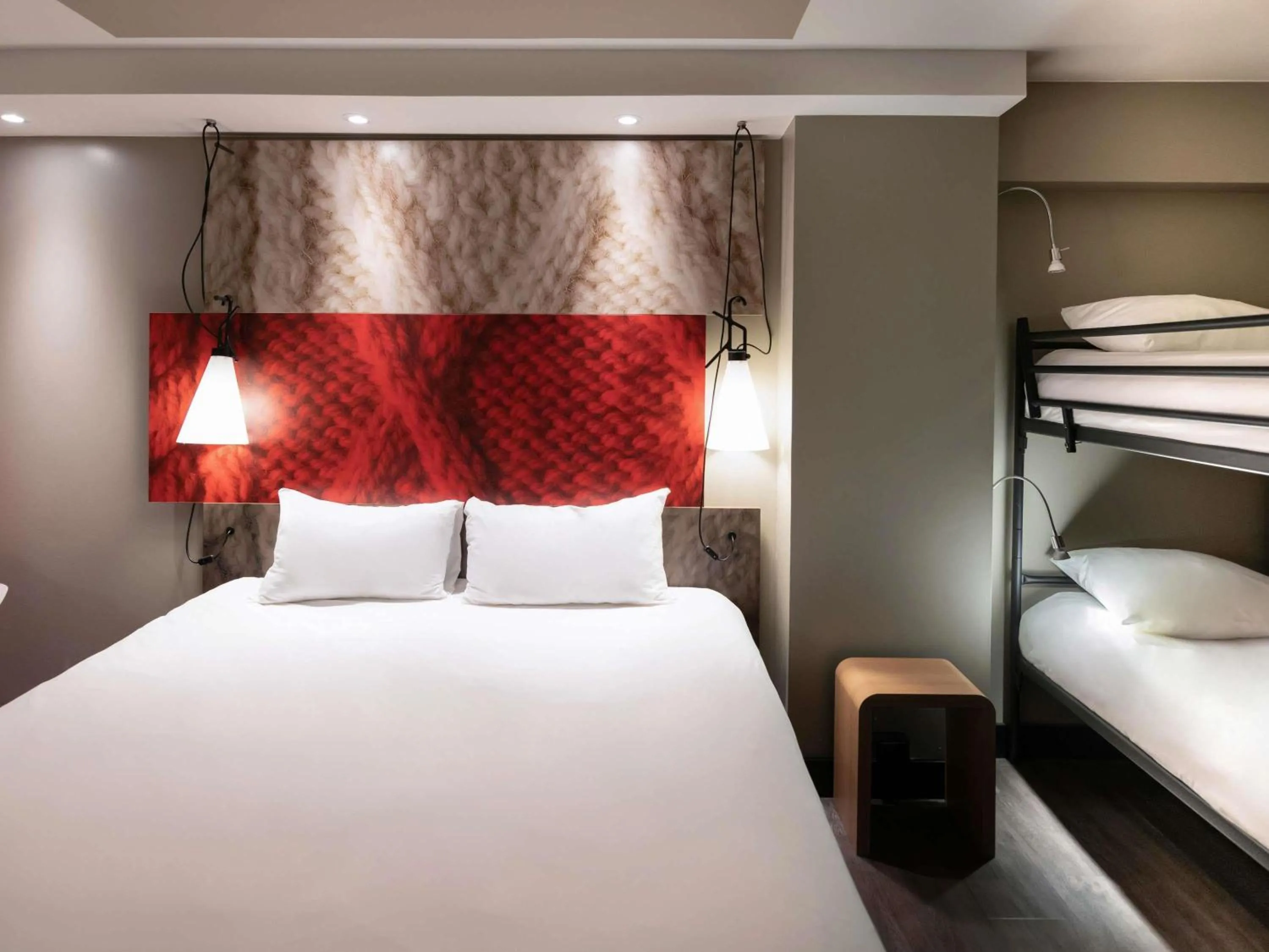 Bedroom, Bed in ibis Amsterdam Centre