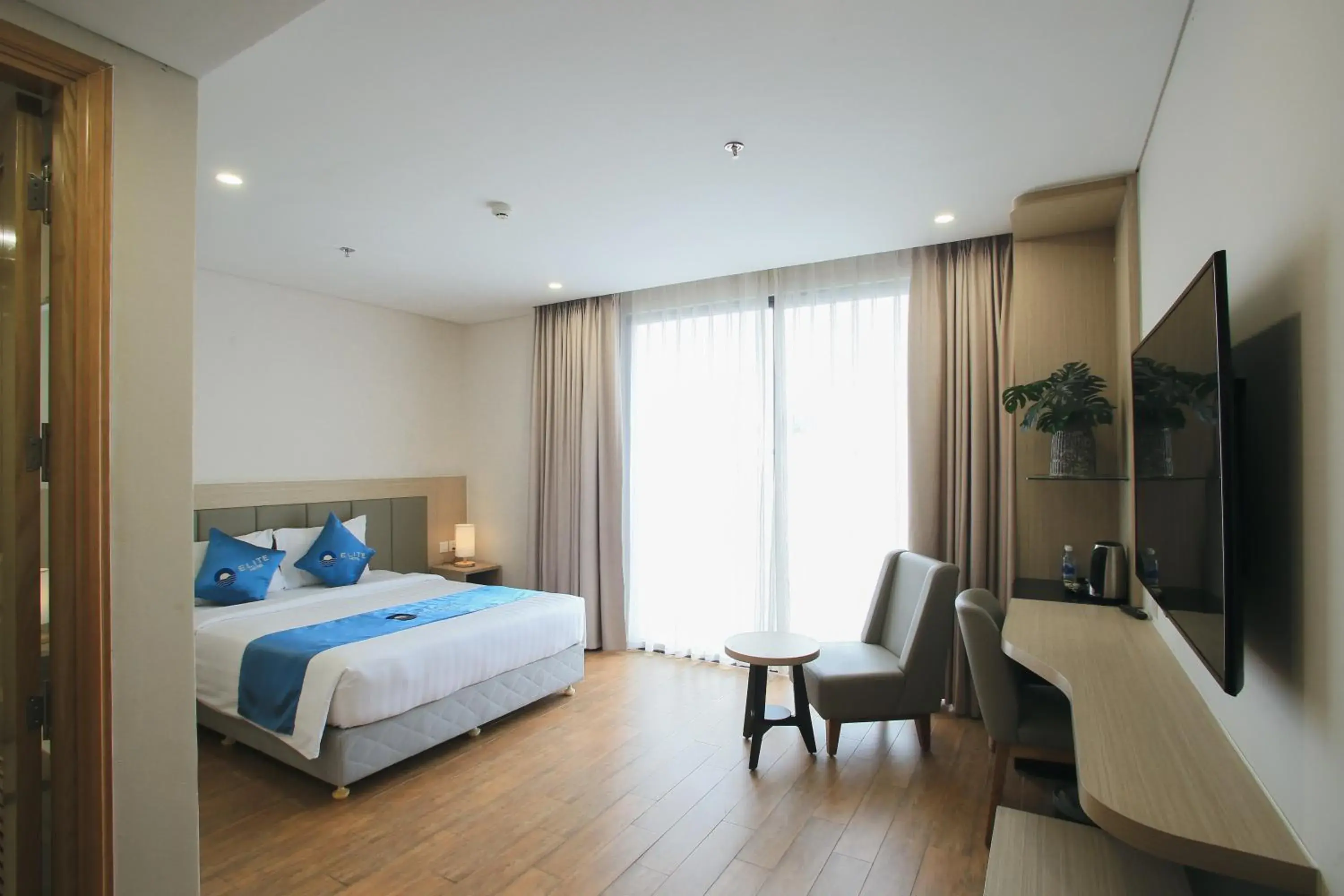 Superior Double or Twin Room with Sea View in Elite Hotel Nha Trang Superior Double or Twin Room with Sea View in Elite Hotel Nha Trang