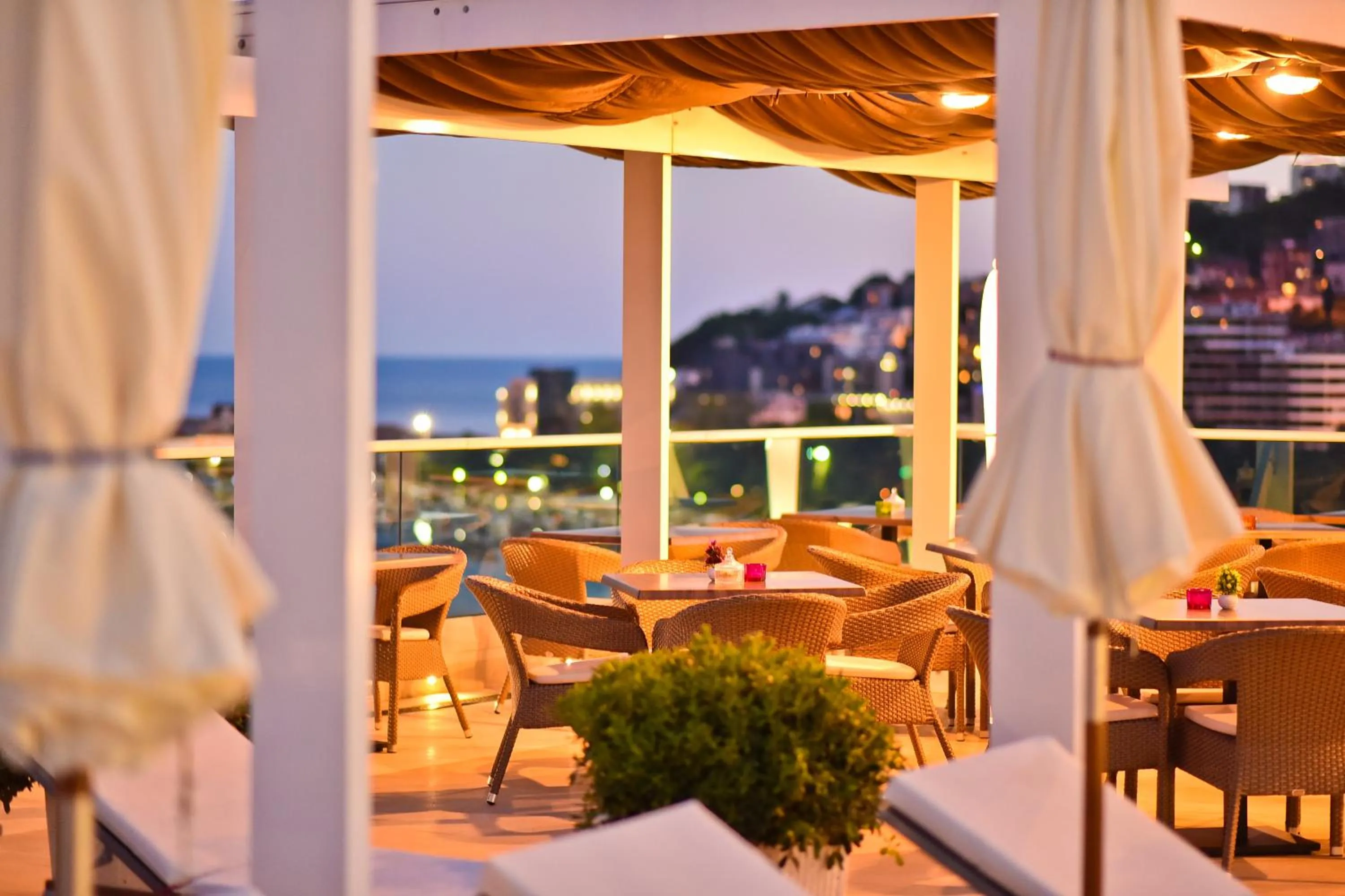 Restaurant/places to eat in Lux Apartments Sunrior