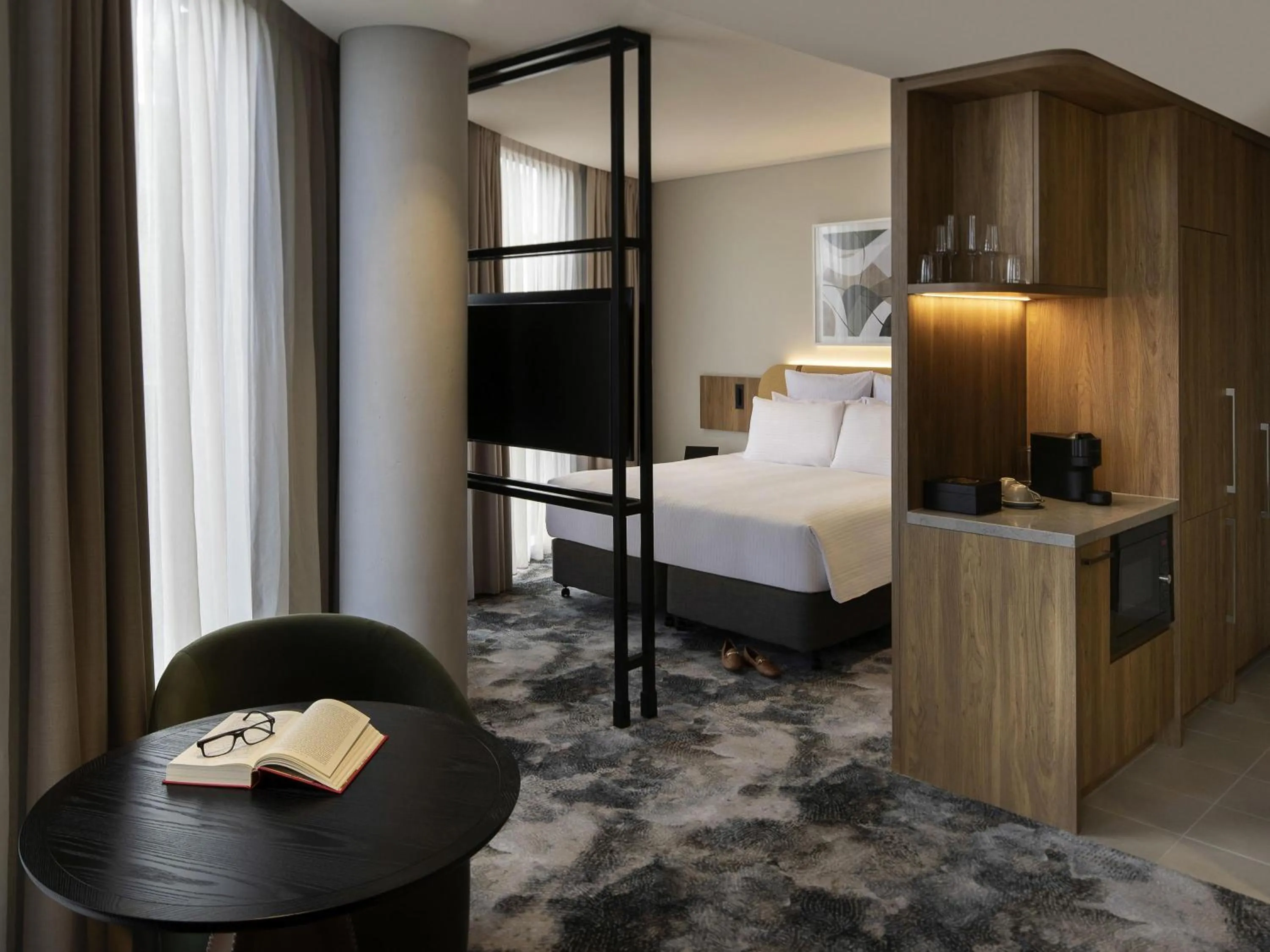 Photo of the whole room, Bed in Pullman Sydney Penrith