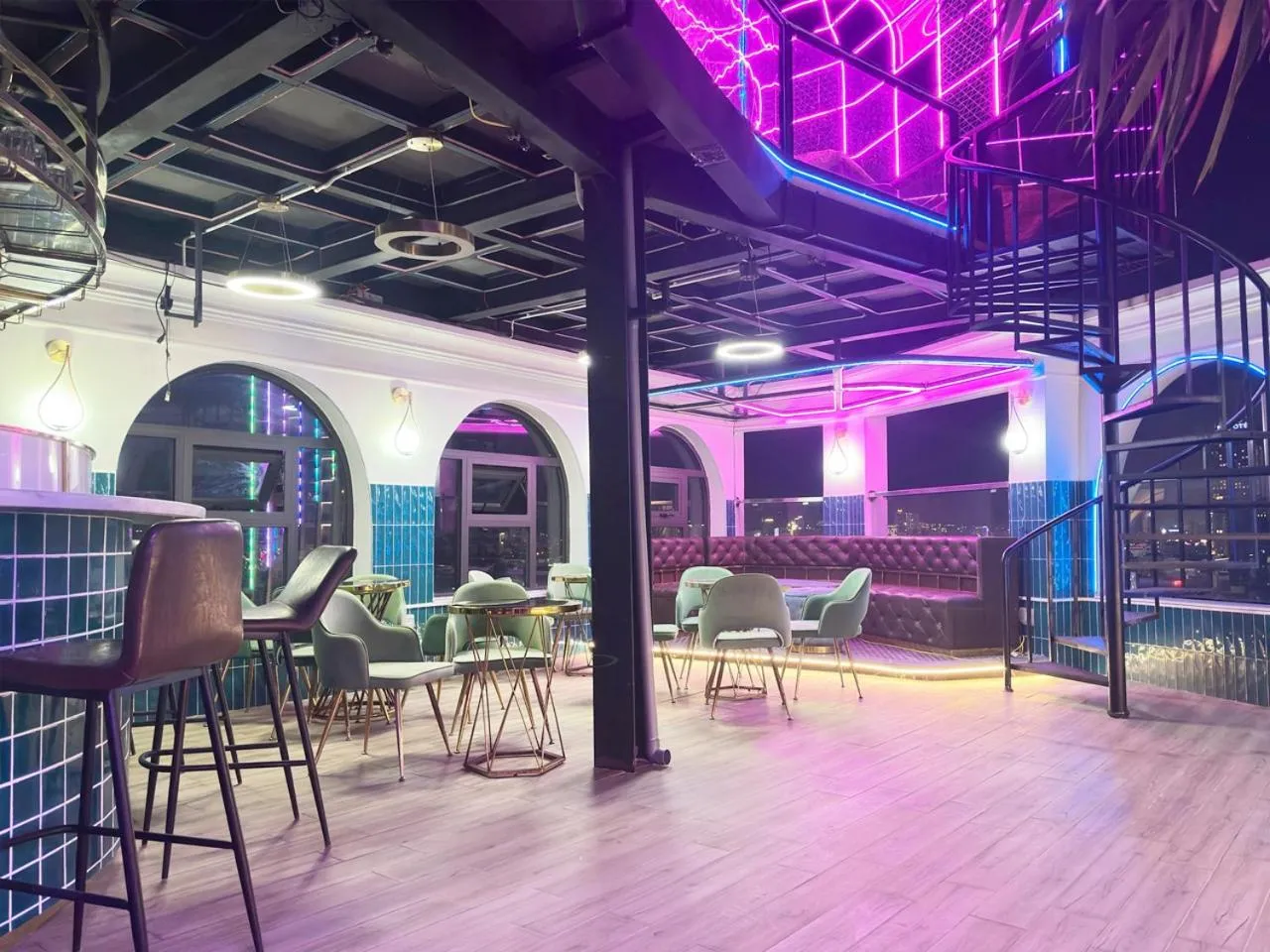 Restaurant/places to eat in La Belle Vie Boutique Hotel