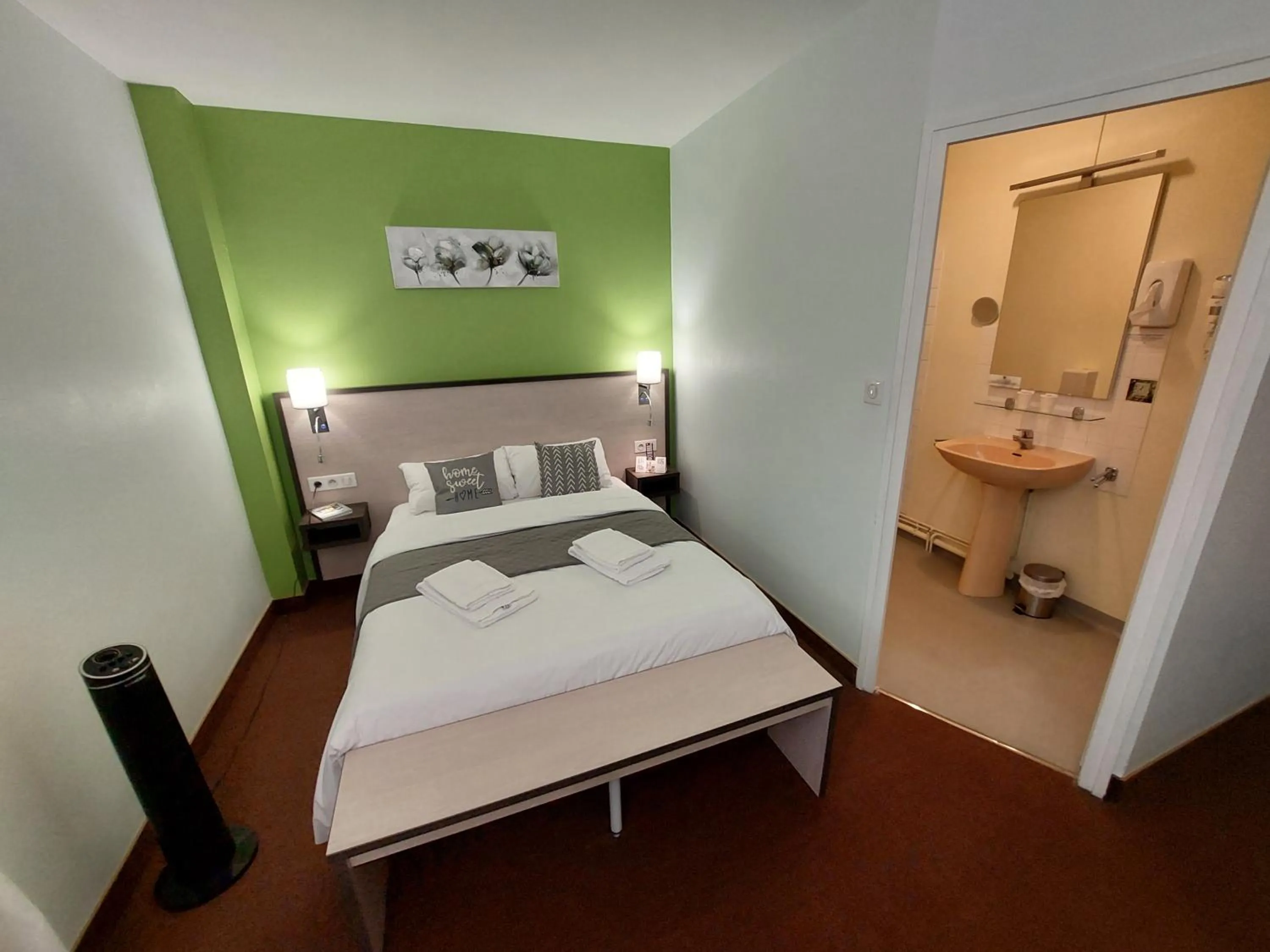 Bedroom, Bed in Le 120 - Groupe Logis Hotels - Ex Auberge la Terrasse
