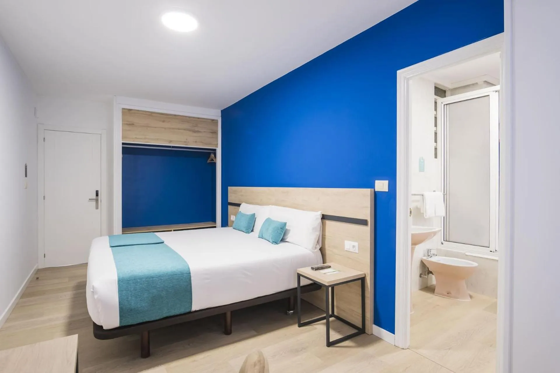 Toilet, Bed in Hotel Alda Coruñamar