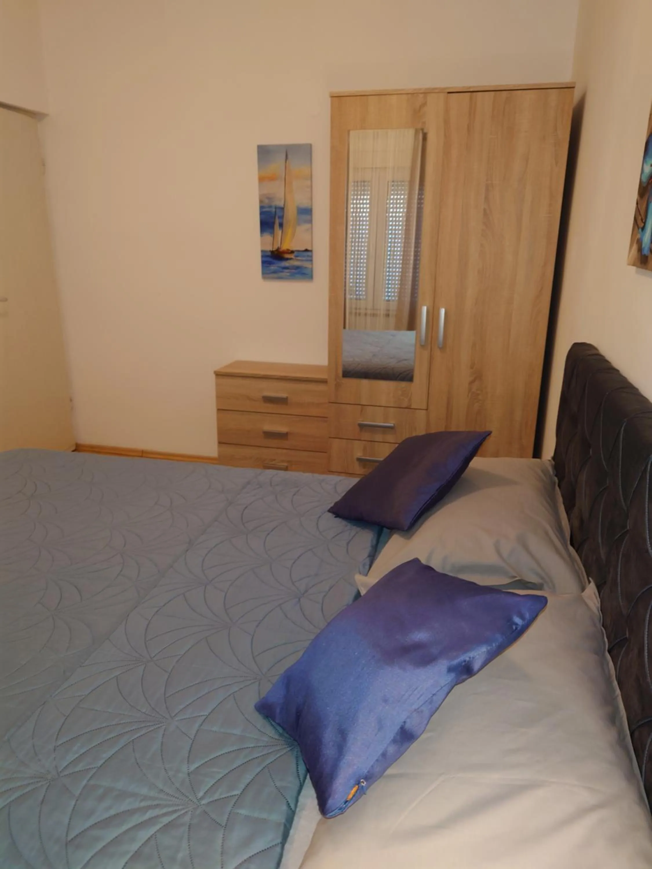 Bed in Apartments Tulipan - with free private parking garage