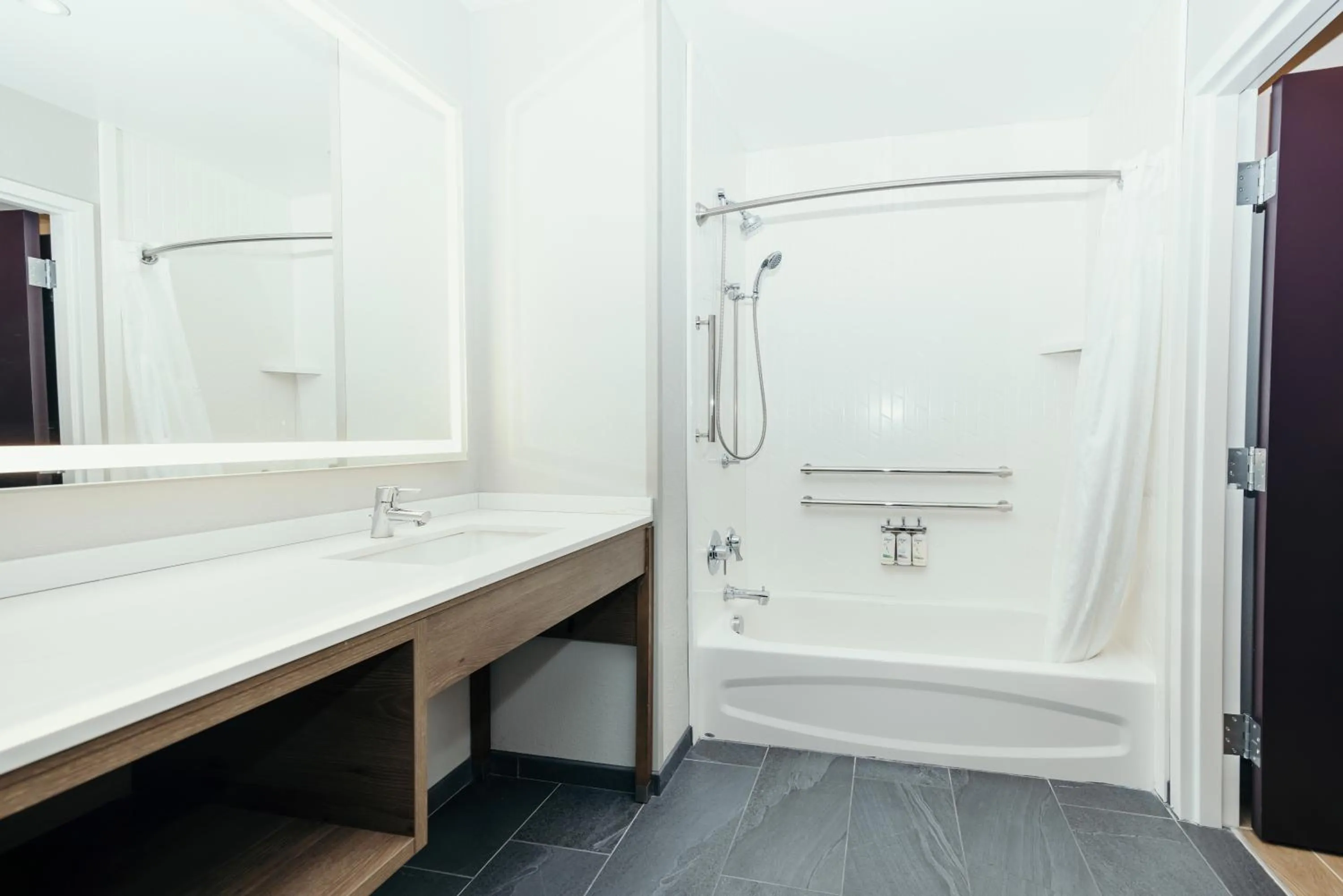 Bath in STAYBRIDGE SUITES Des Moines North - Ankeny by IHG