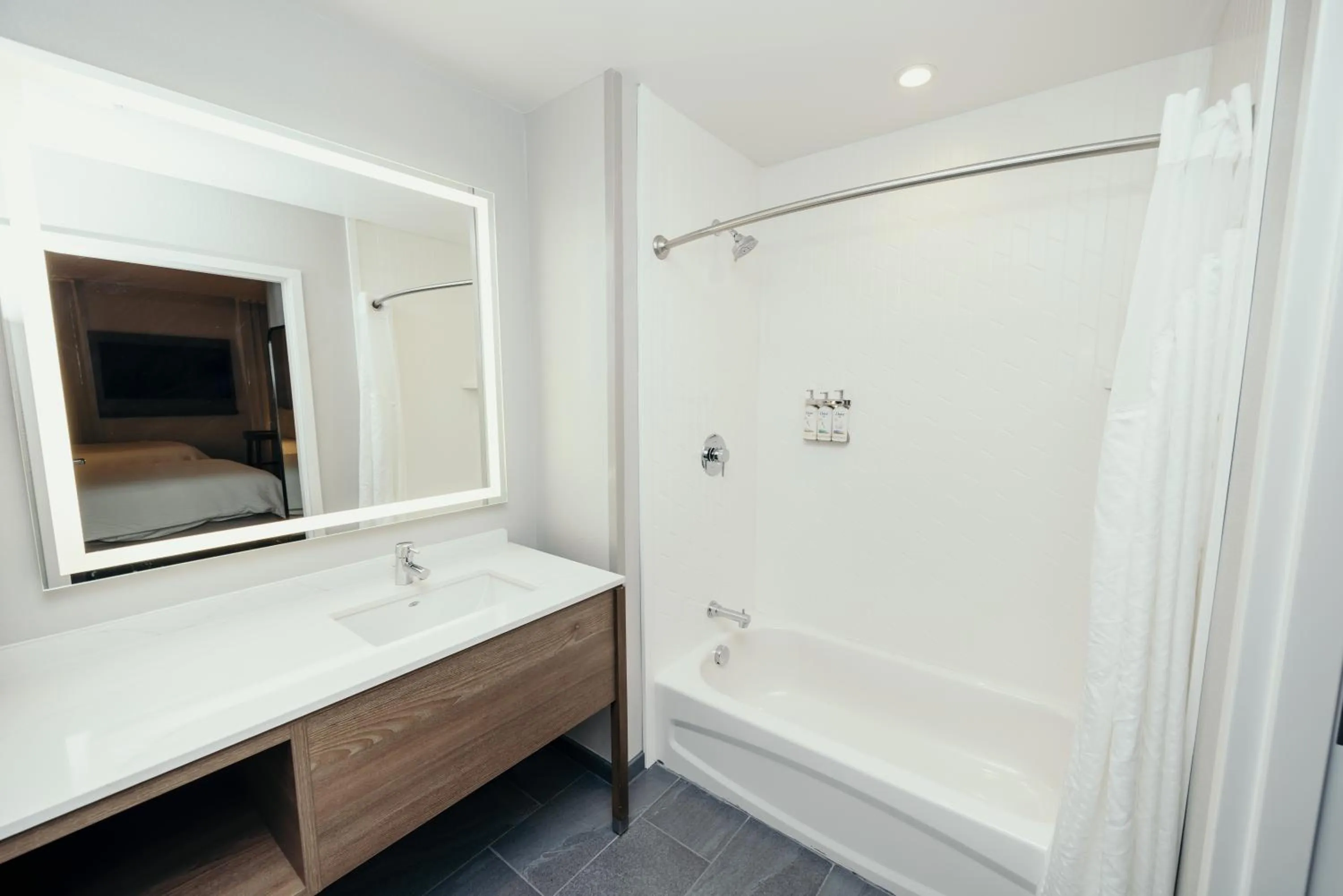 Bath in STAYBRIDGE SUITES Des Moines North - Ankeny by IHG