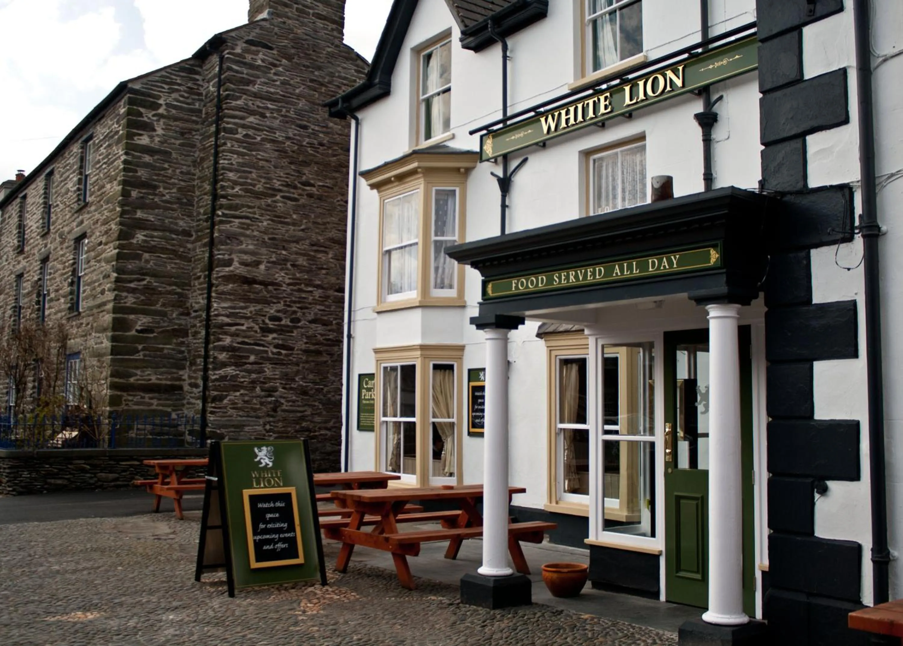 Facade/entrance in The White Lion Hotel