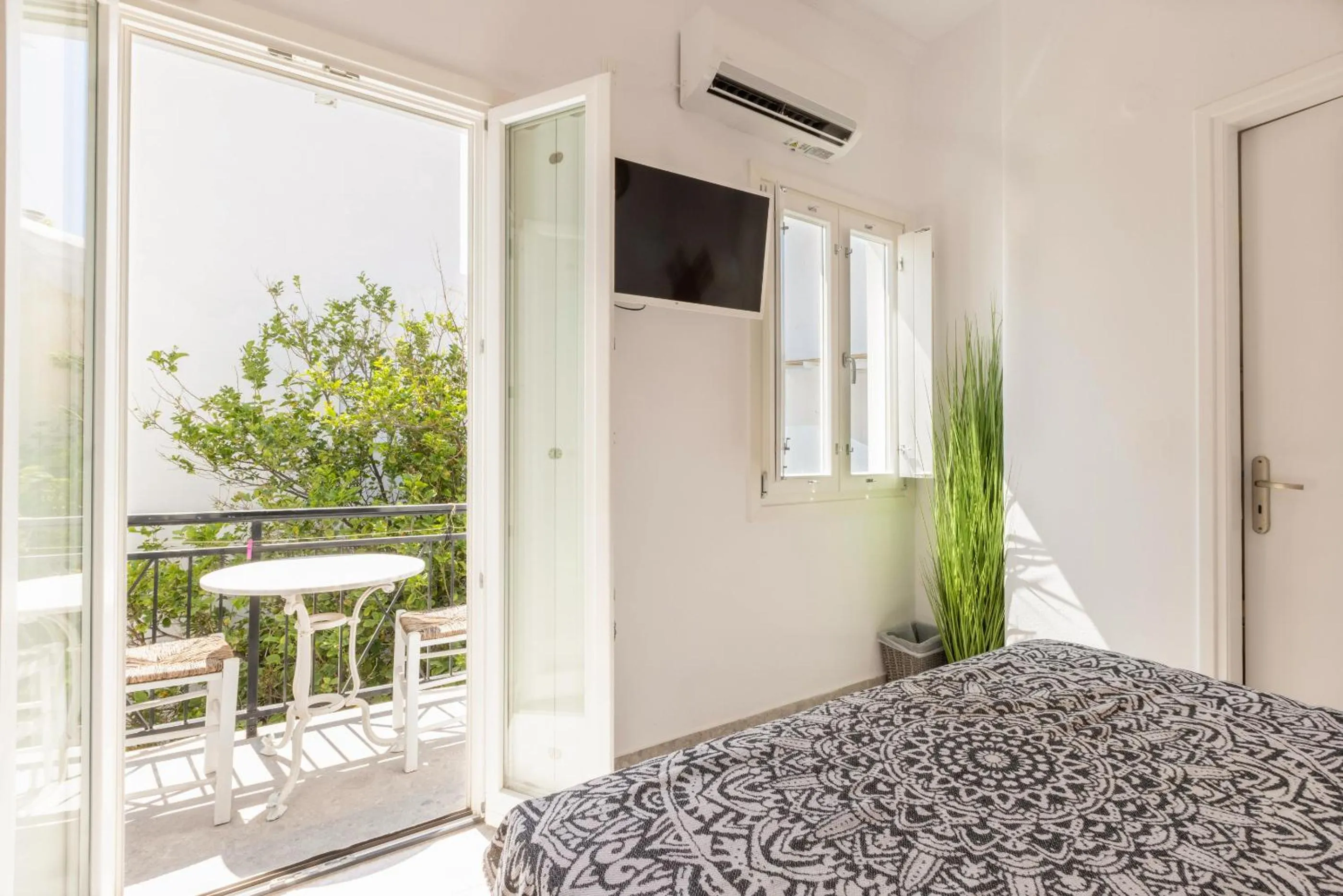 Balcony/Terrace, Bed in Parosquare Central Suites
