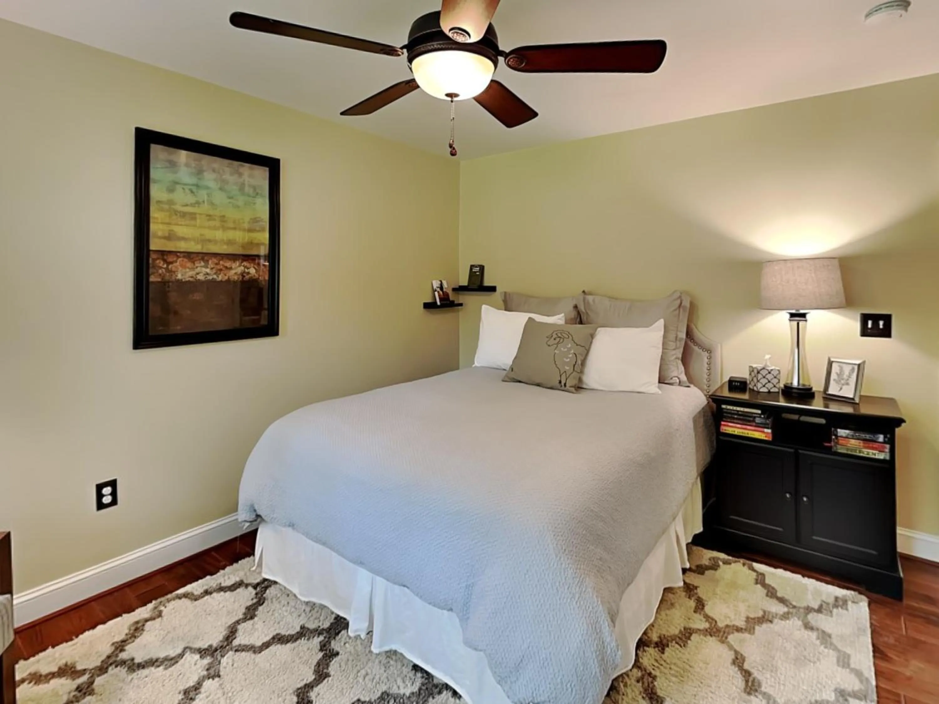 Property building, Bed in Yes Deer