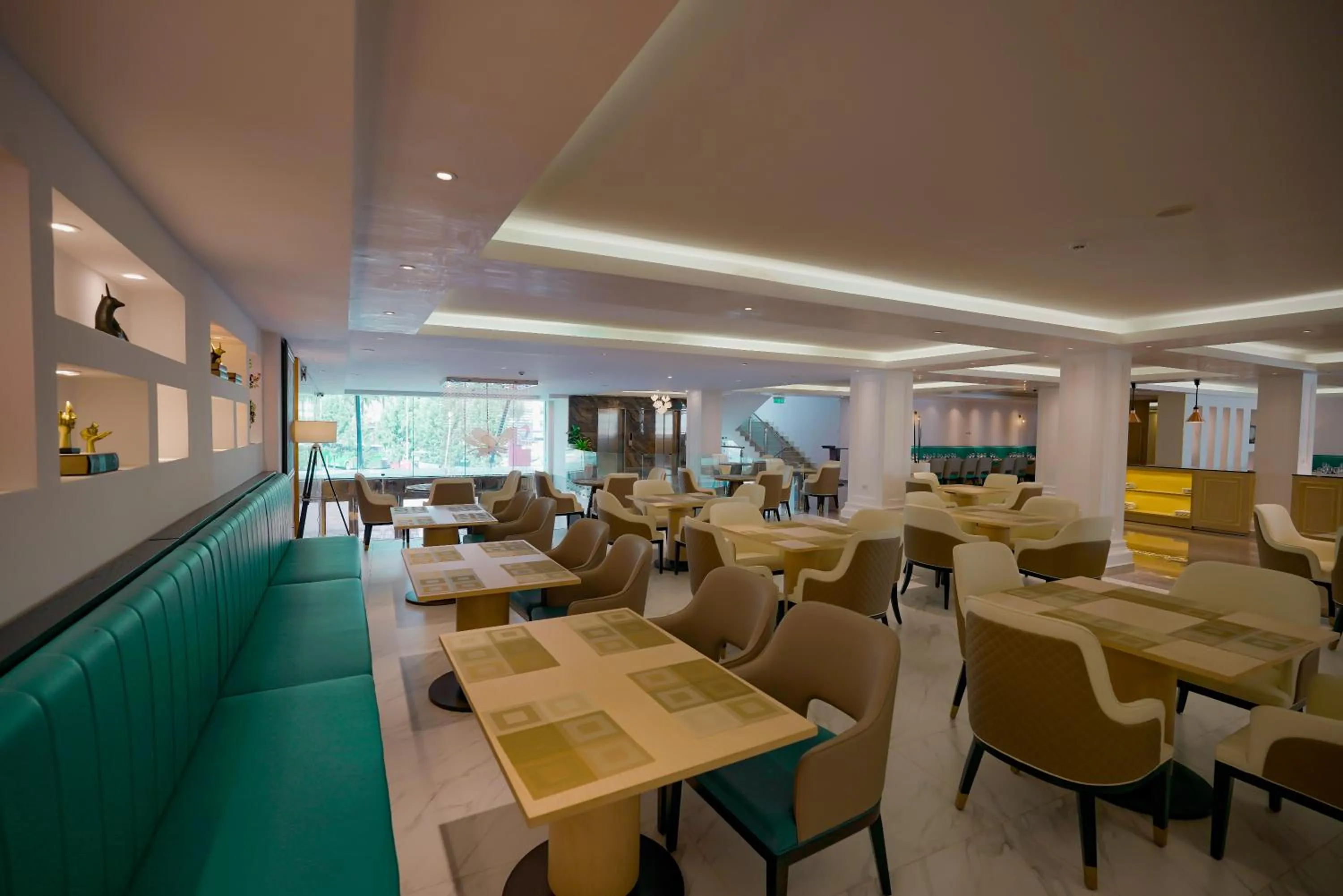 Restaurant/places to eat in Stay Easy Plus Hotel