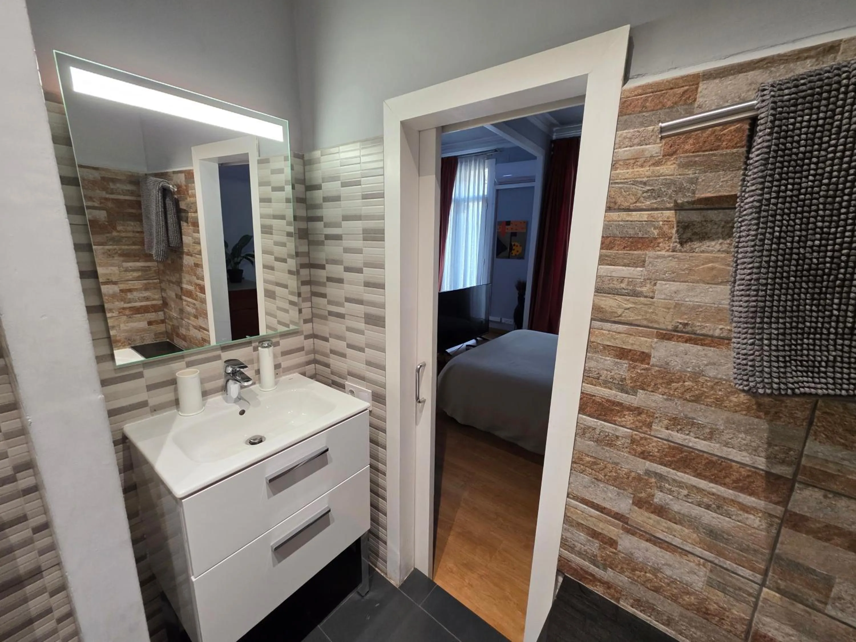 Bathroom, Bed in Luxury Central Apartment