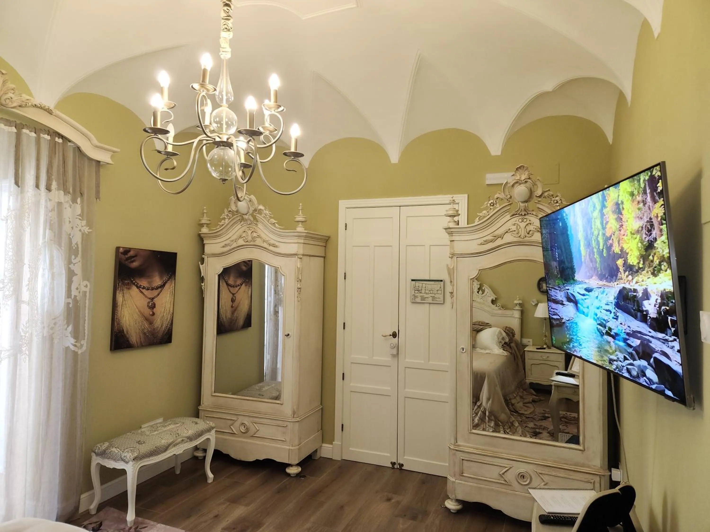 TV and multimedia in Hotel Boutique iulia 5 Estrellas