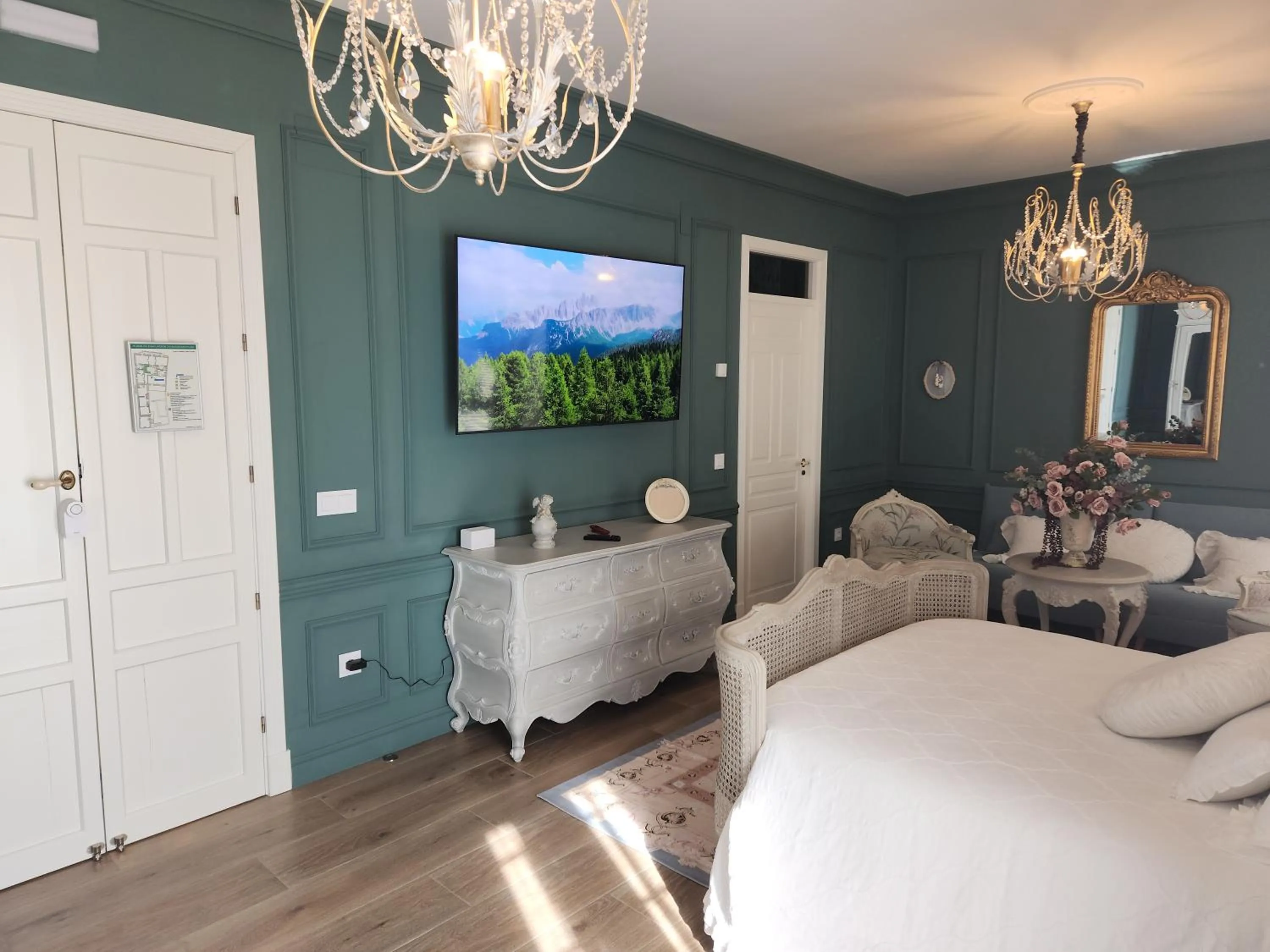 TV and multimedia in Hotel Boutique iulia 5 Estrellas