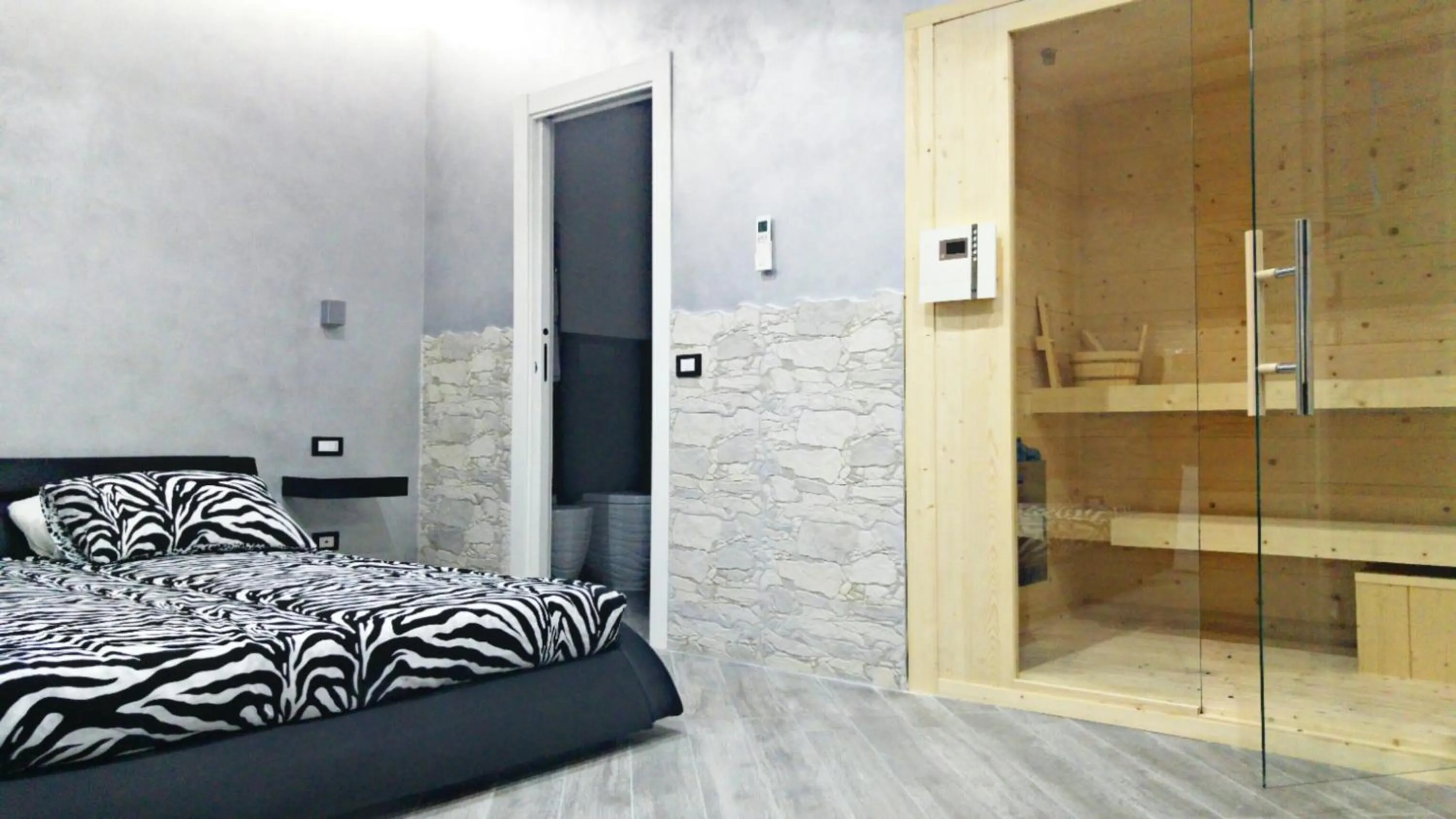 Photo of the whole room, Bed in Excellence Suite