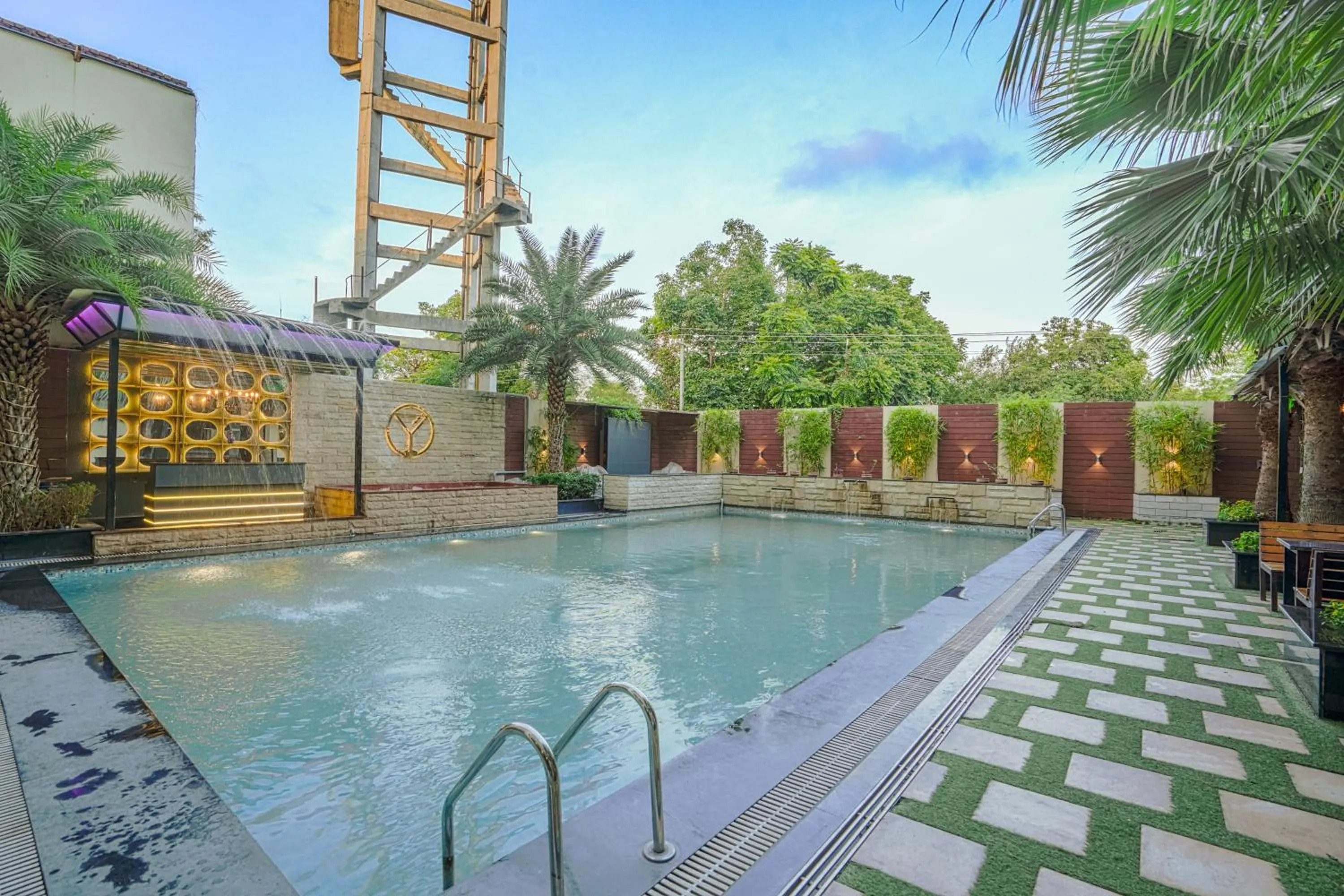 Swimming pool in Hotel Escala By Levelup