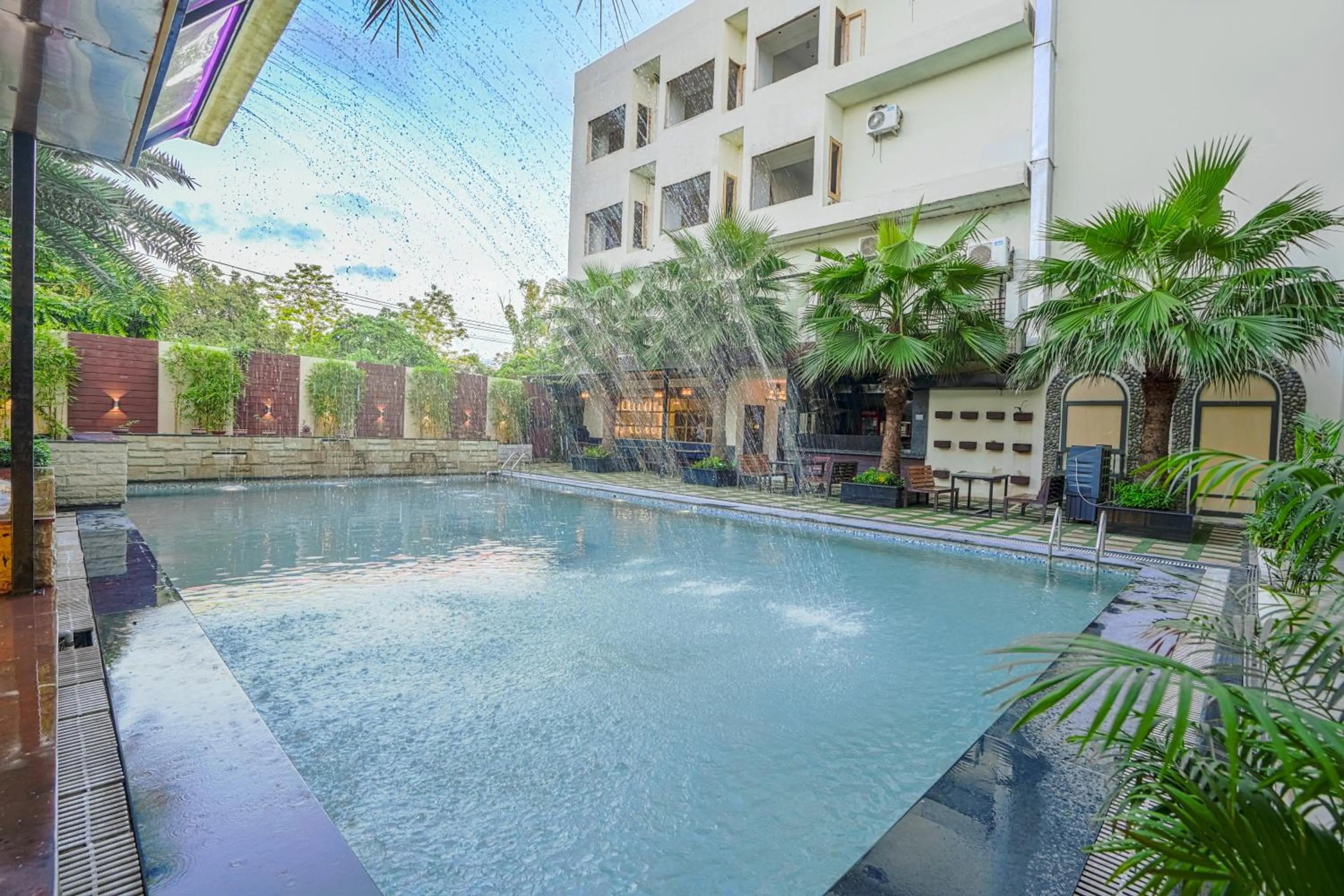 Swimming pool in Hotel Escala By Levelup