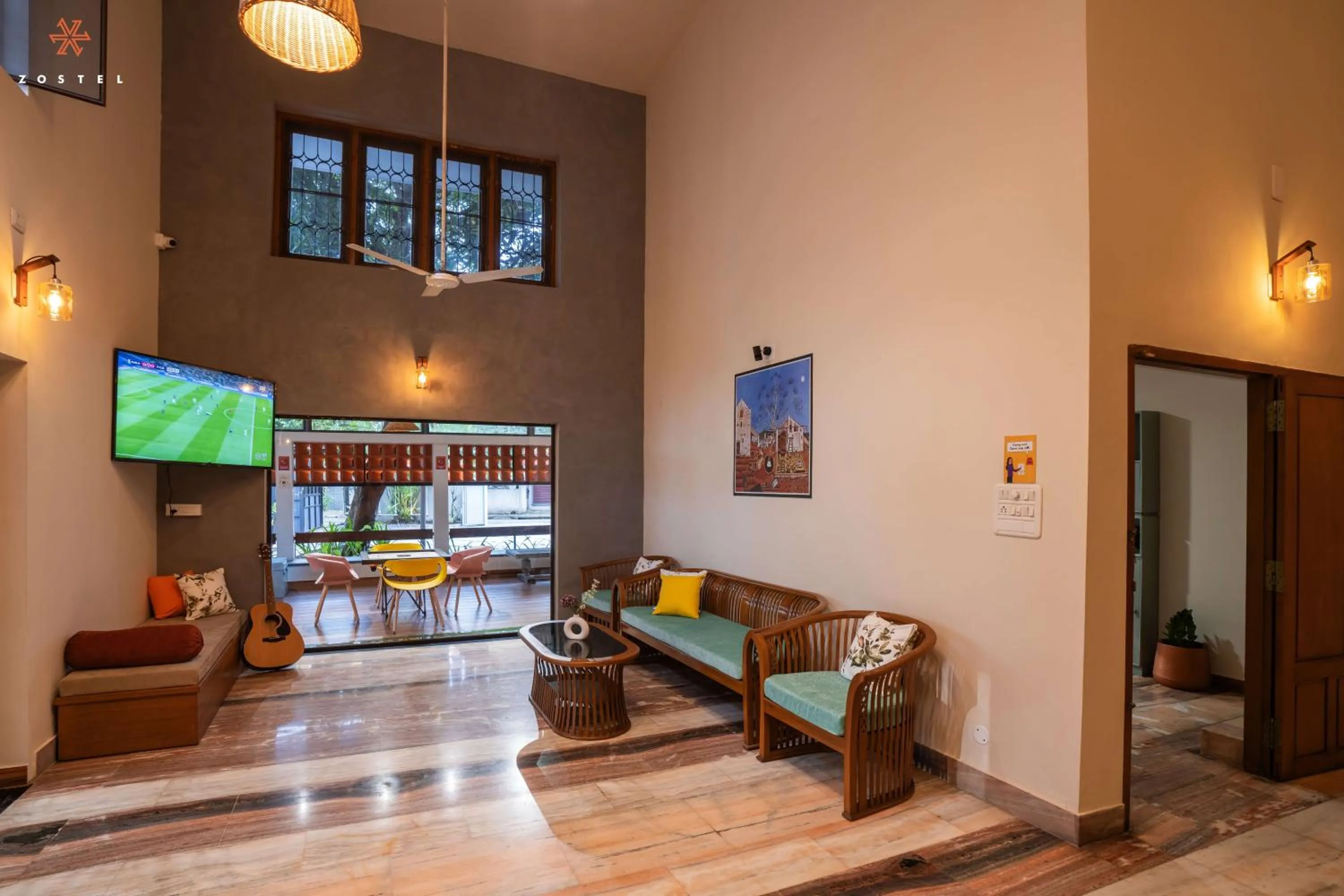 Communal lounge/ TV room in Zostel Kochi (Ernakulam)