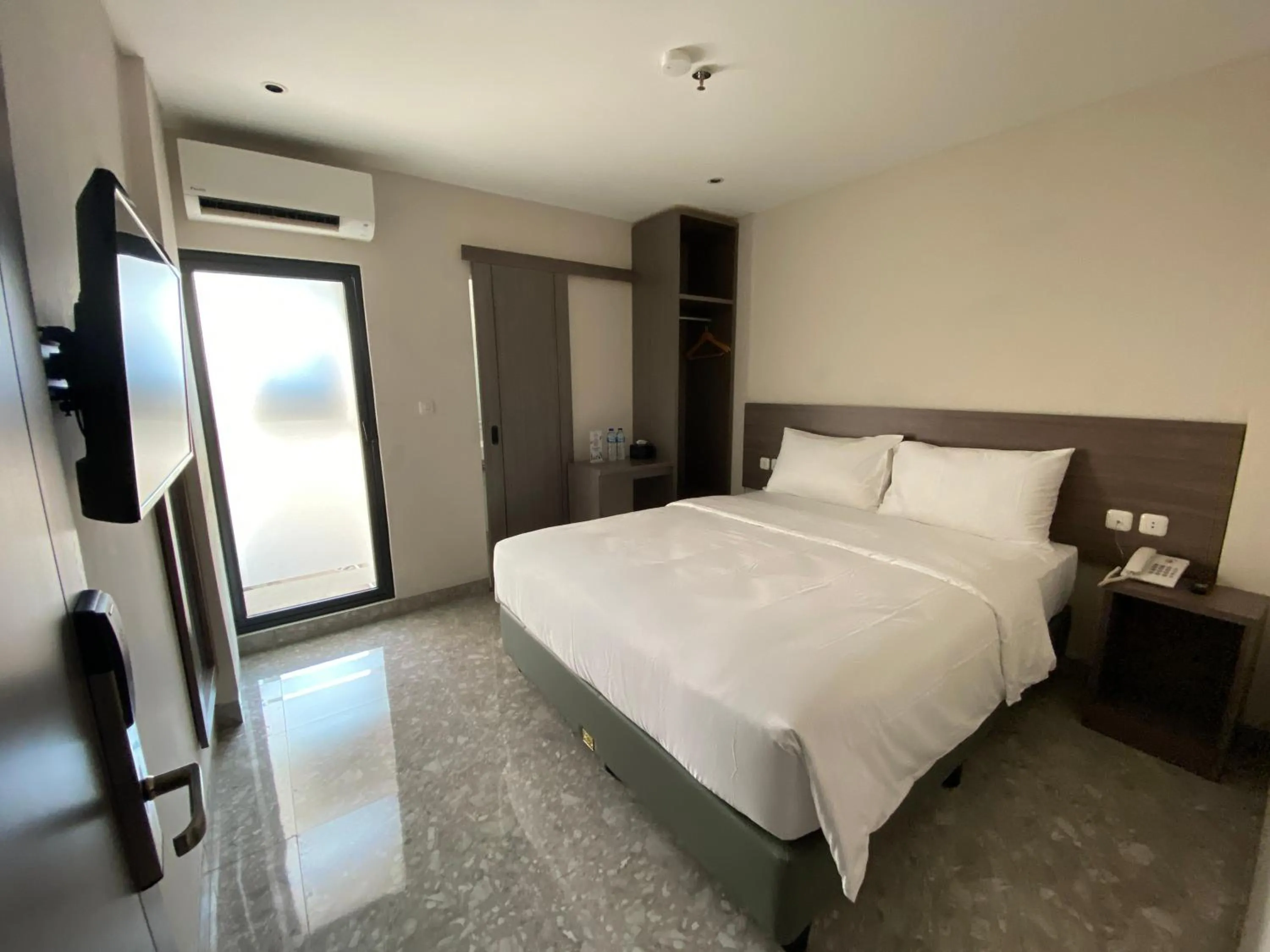 TV and multimedia, Bed in Lun Hotel Manado