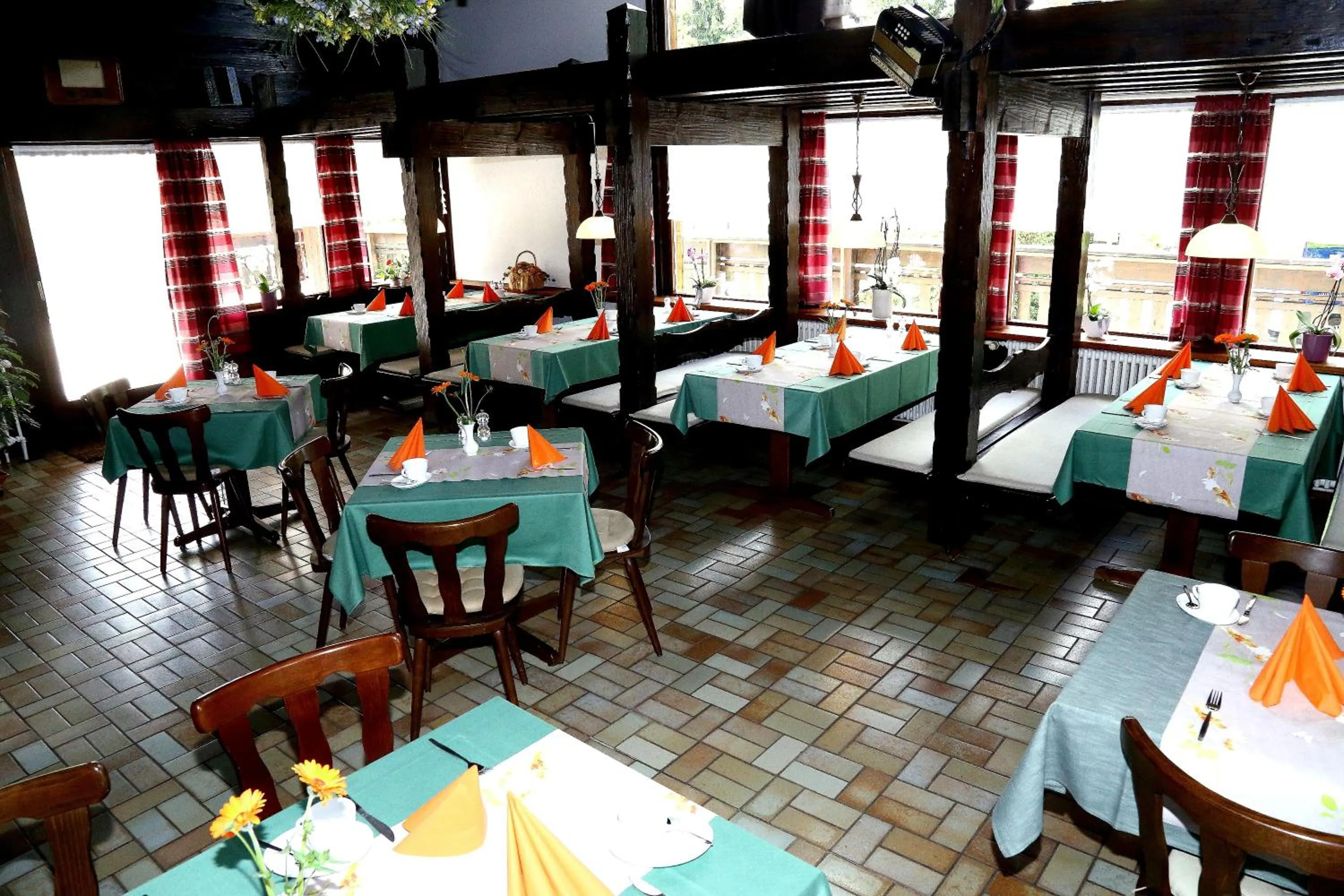 Restaurant/places to eat in Landhotel Garni Schweizerhaus