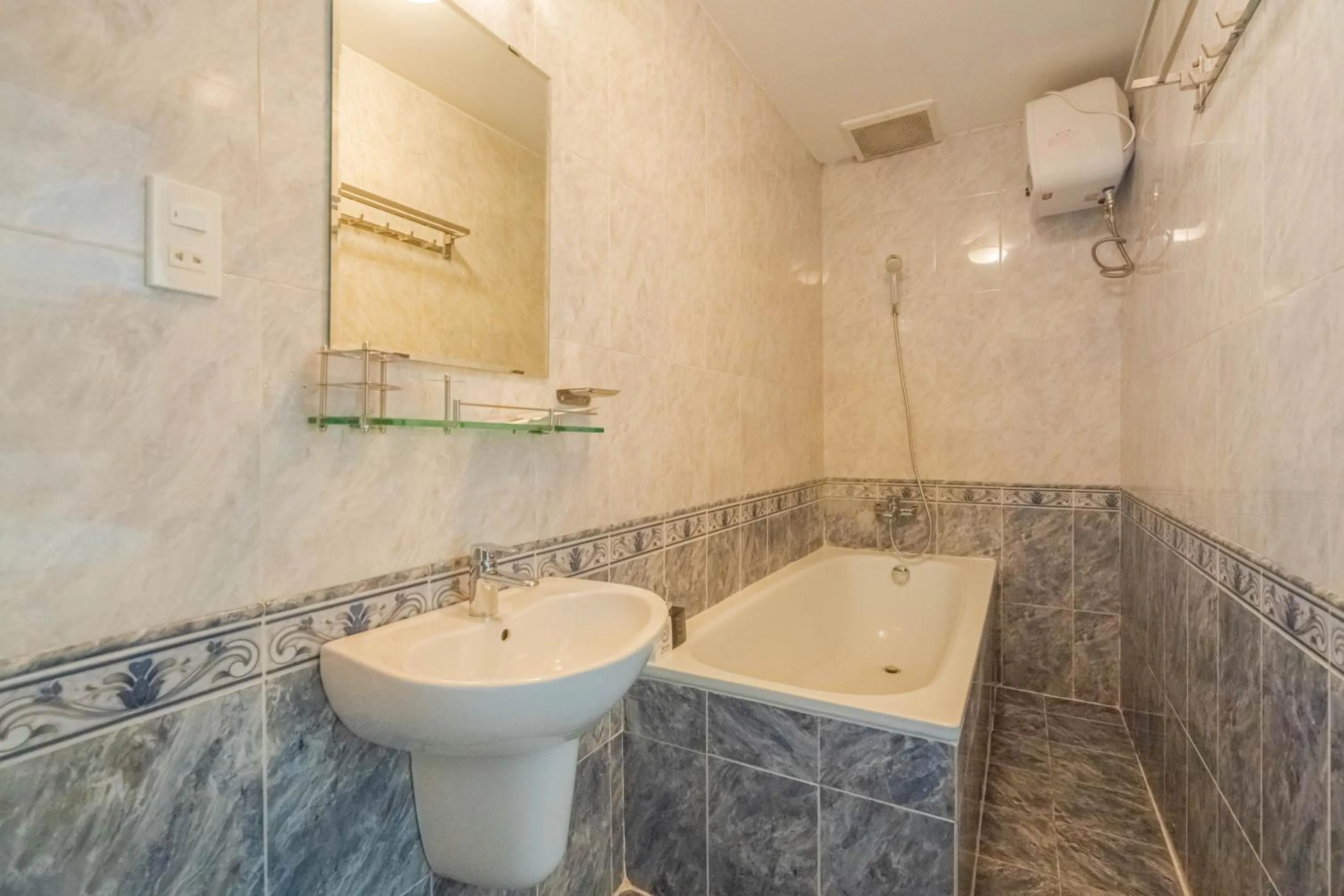 Shower in Kansas Hotel & Apartment - Notre Dame