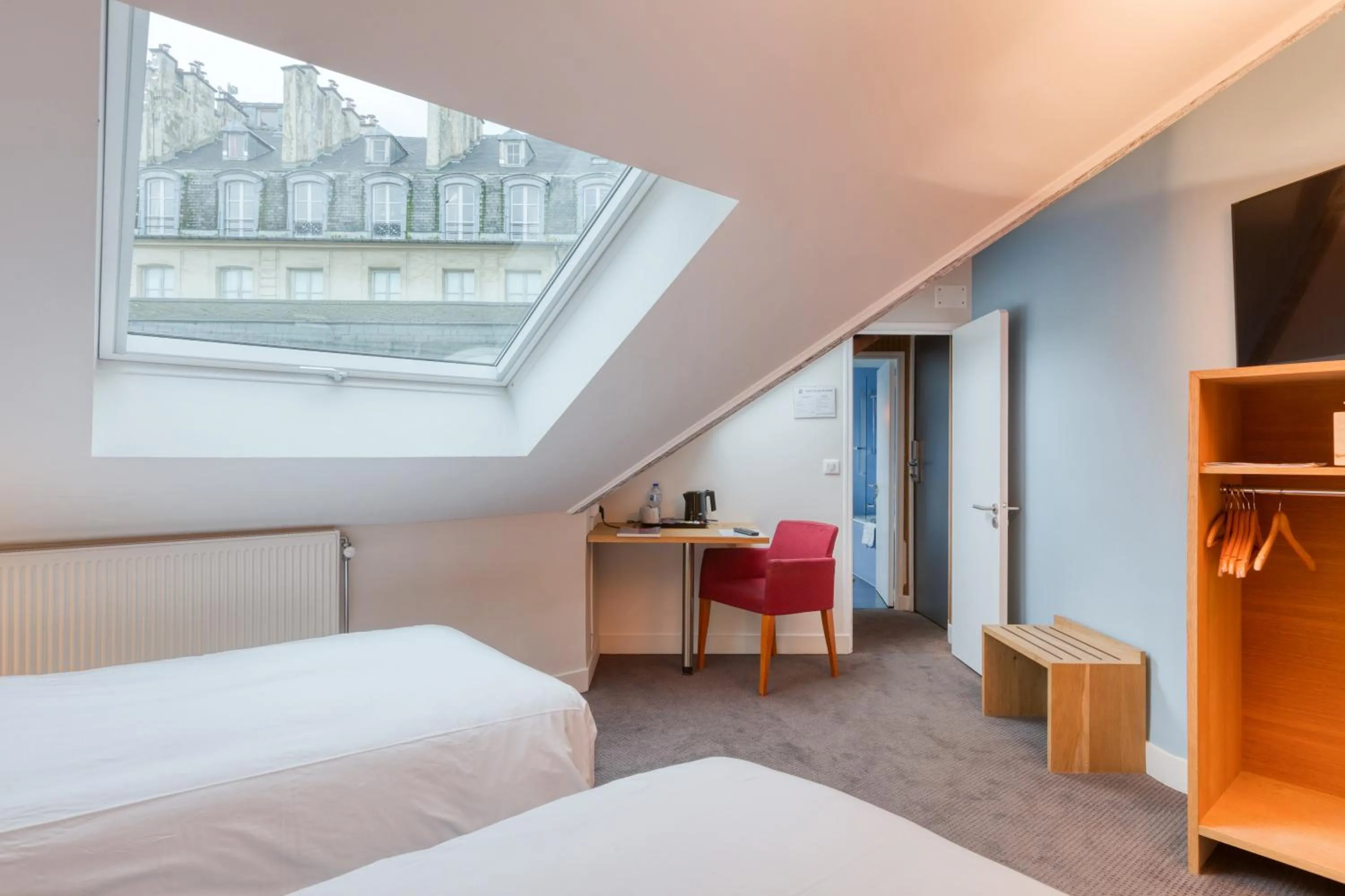 Bed in Hôtel du Jeu de Paume