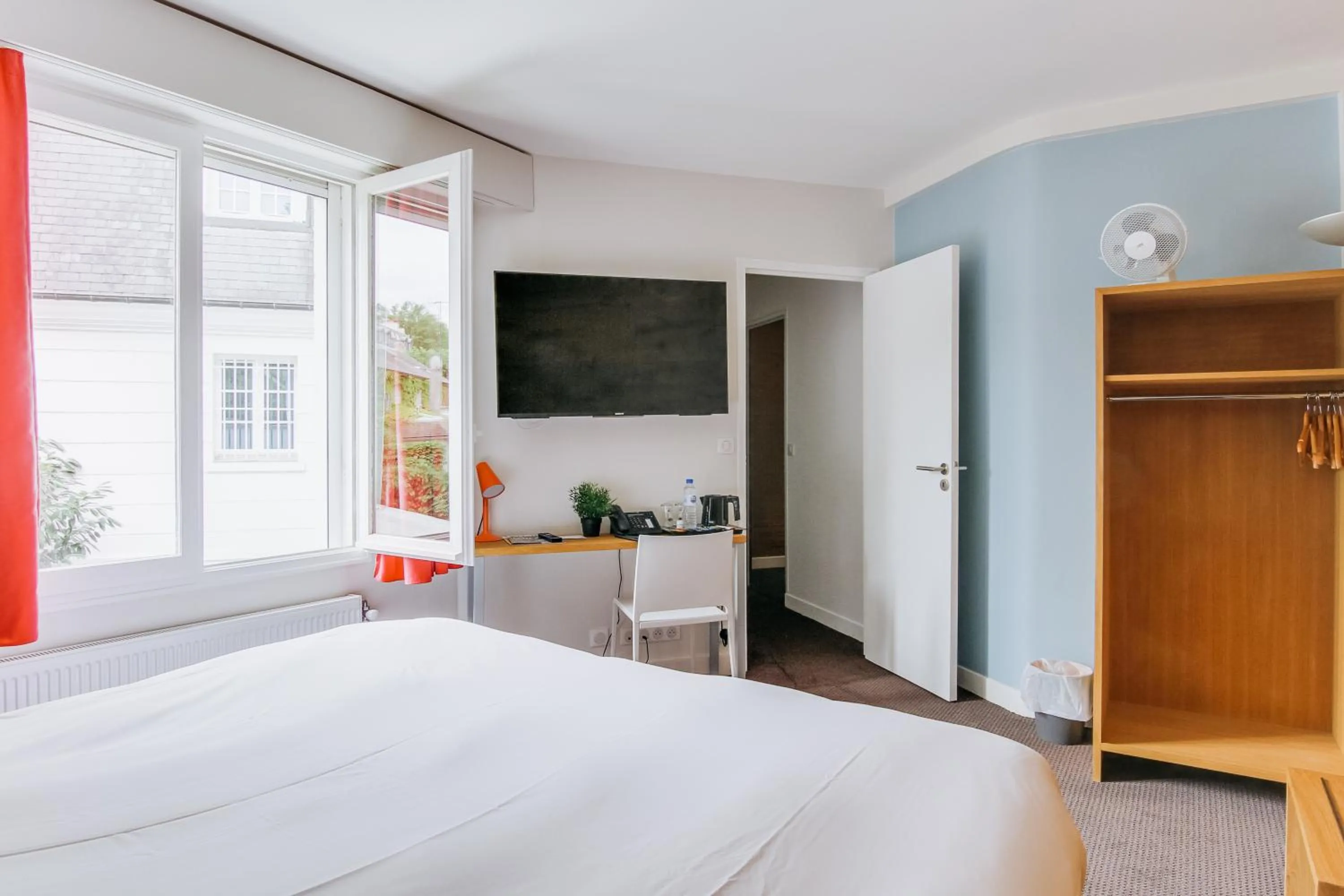 Bed in Hôtel du Jeu de Paume