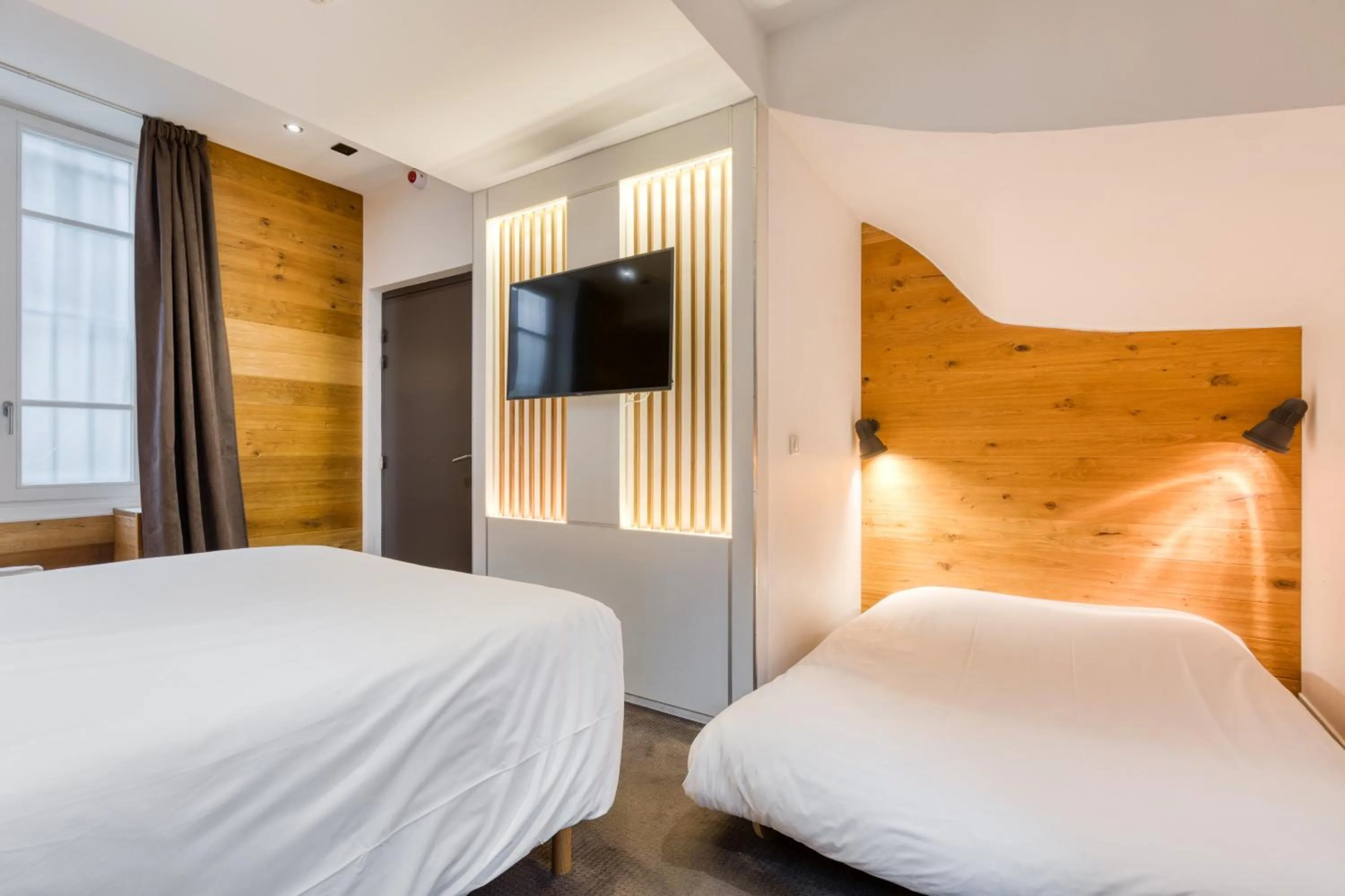 Bed in Hôtel du Jeu de Paume