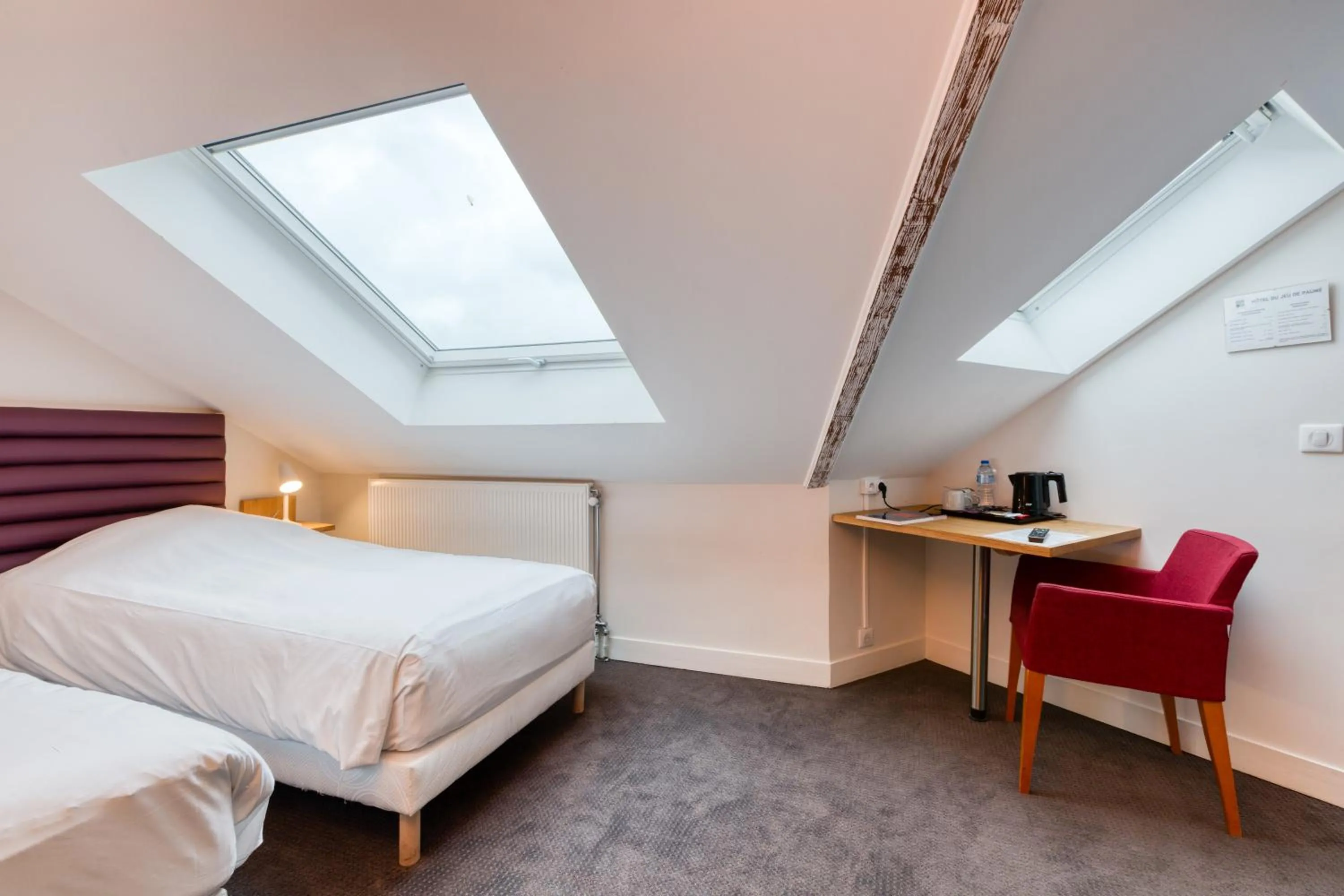 Bed in Hôtel du Jeu de Paume