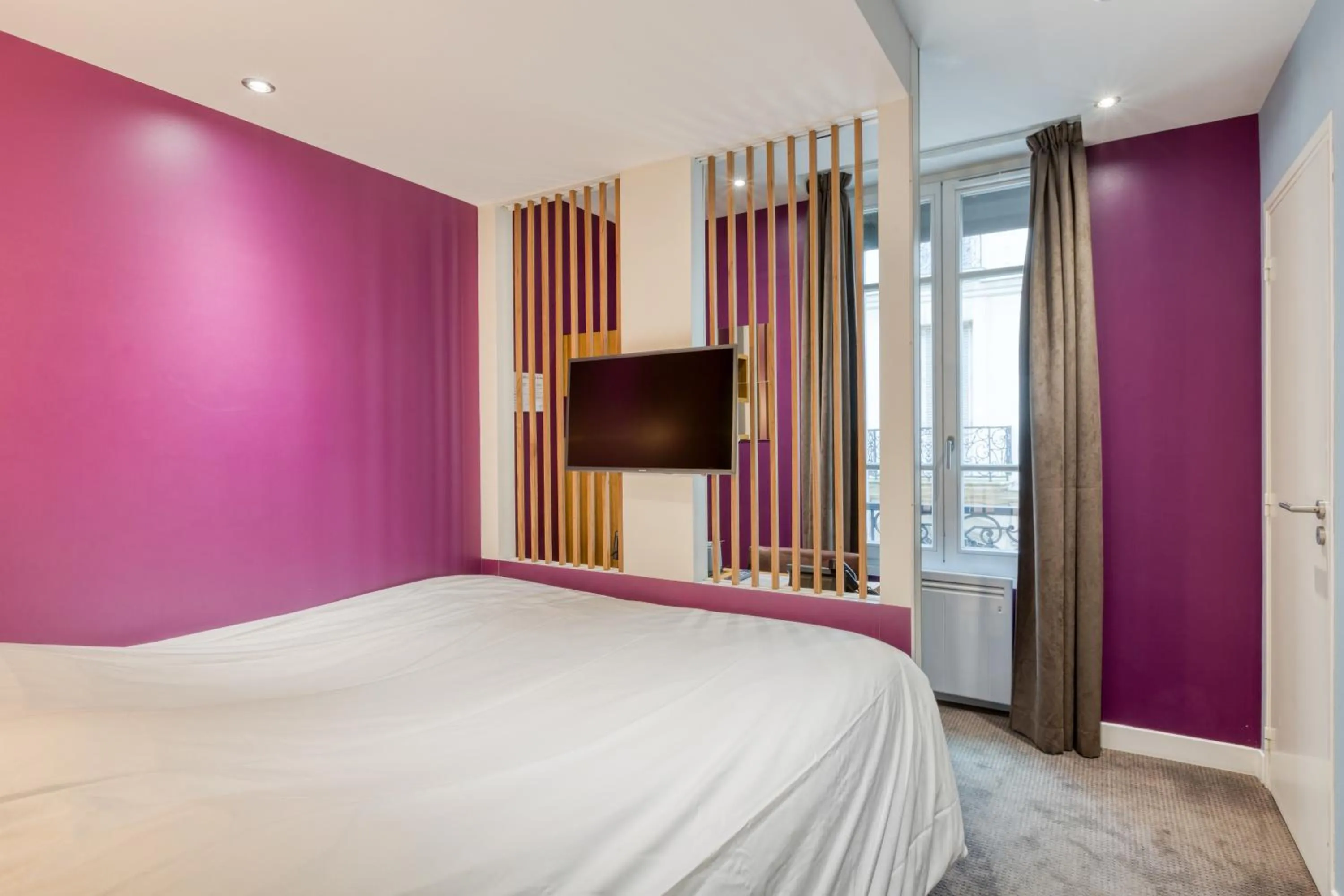 Bed in Hôtel du Jeu de Paume