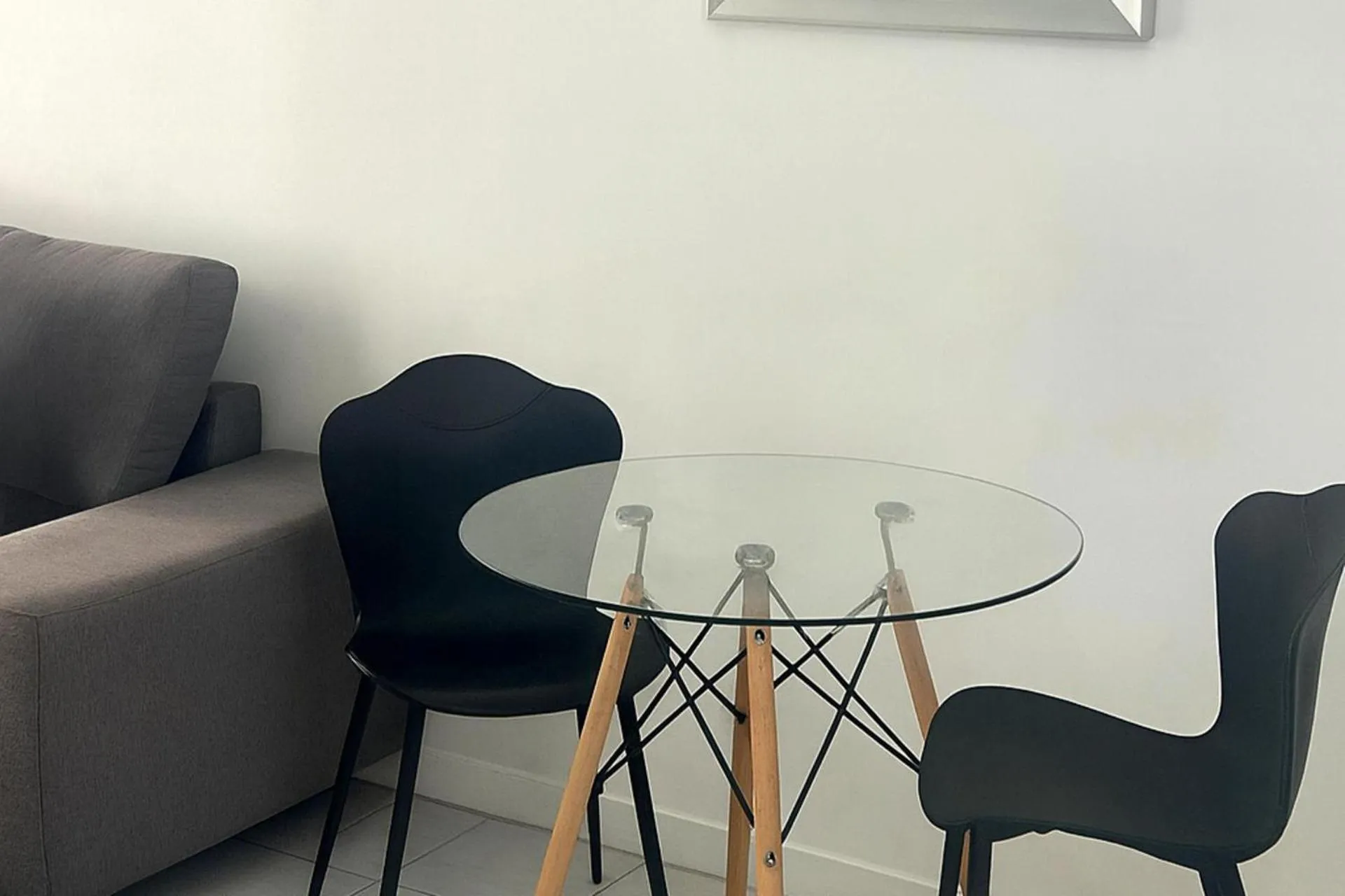 1 Bed Apartment Sleeps 4 with Free Parking