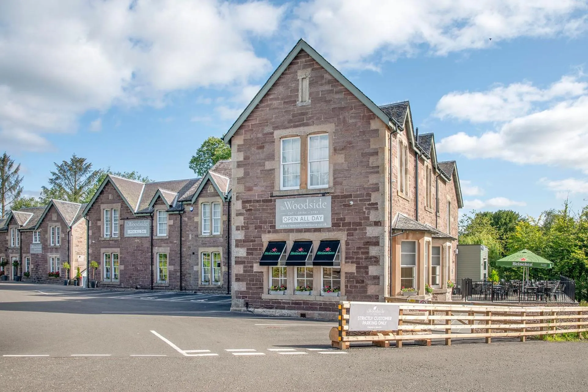 Restaurant/places to eat in The Woodside Apartments