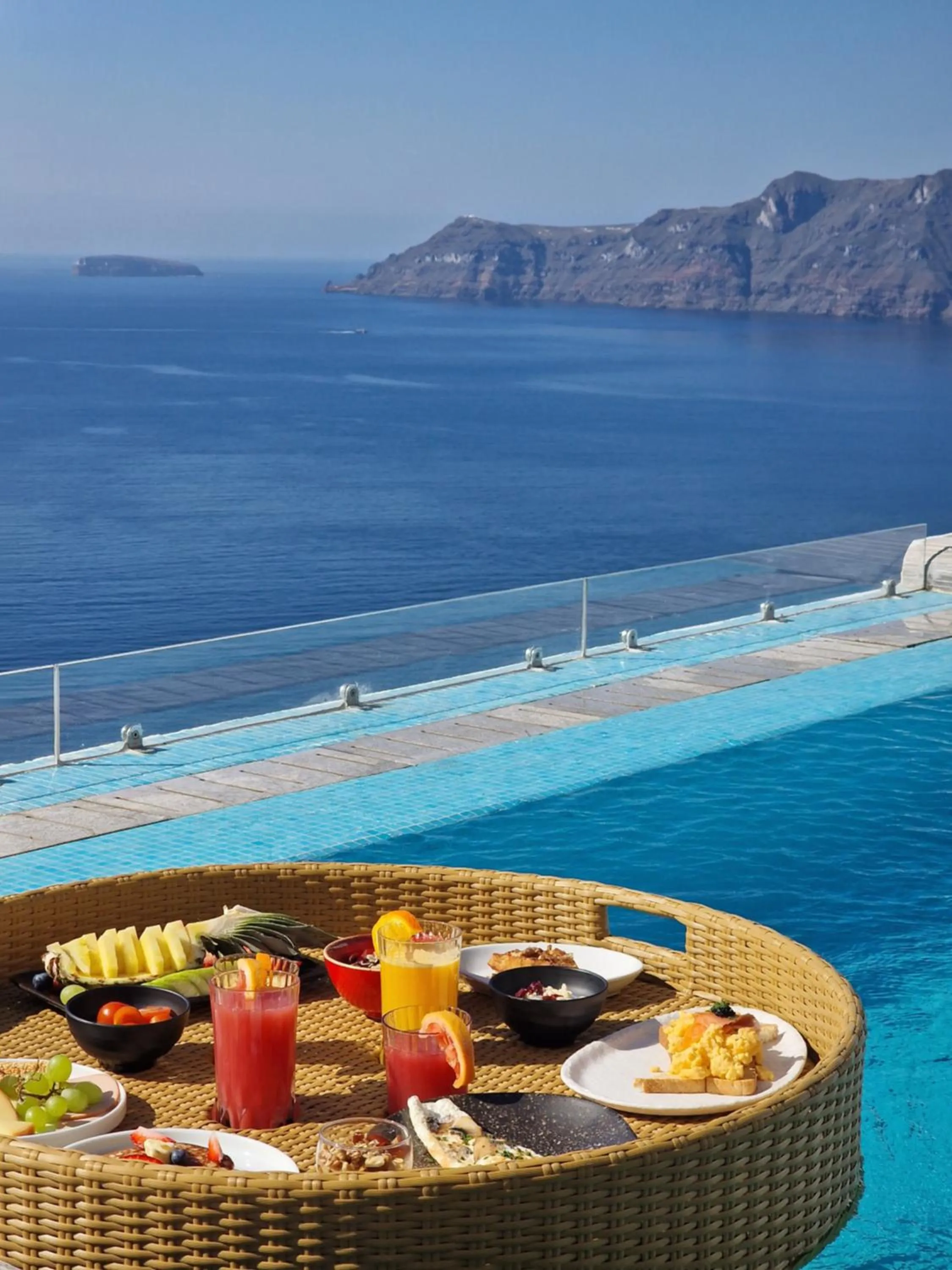 Food and drinks in Santorini Secret Suites & Spa, Small Luxury Hotels of the World