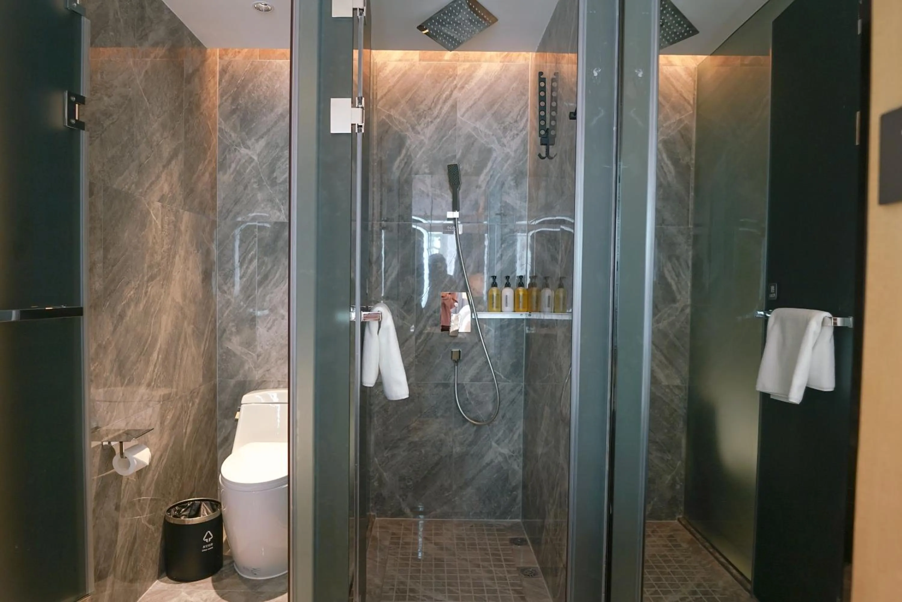 Shower in Paco Hotel Shenzhen Luohu Port