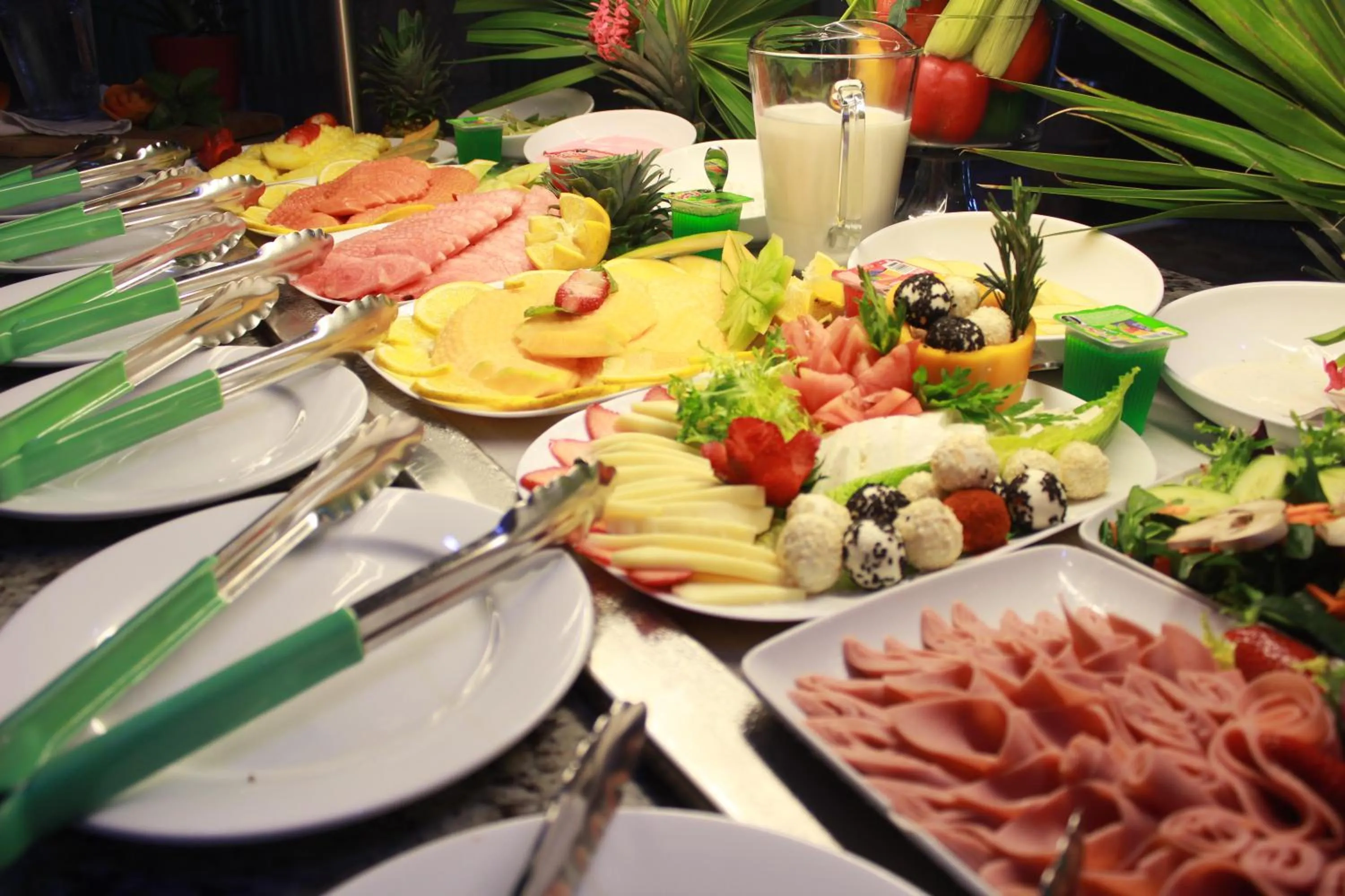 Restaurant/places to eat in Sunlight Hotel