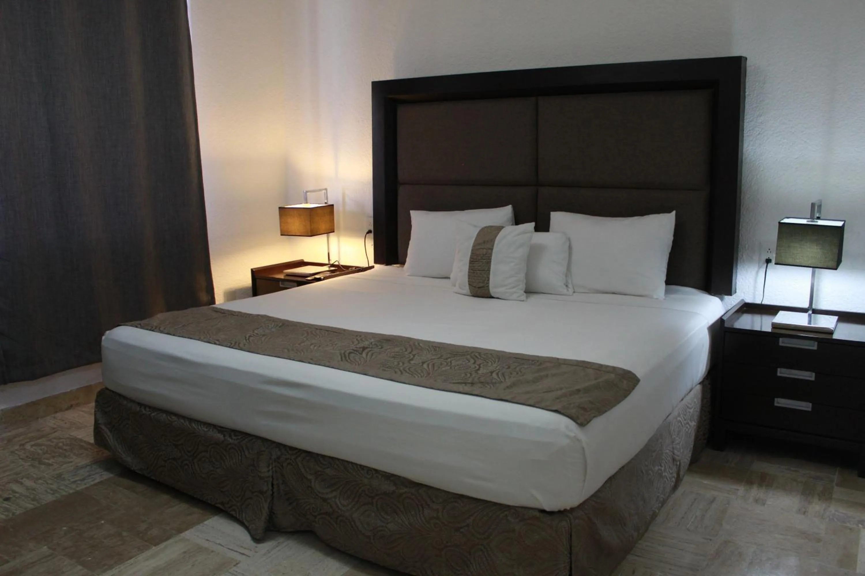 Bedroom, Bed in Sunlight Hotel