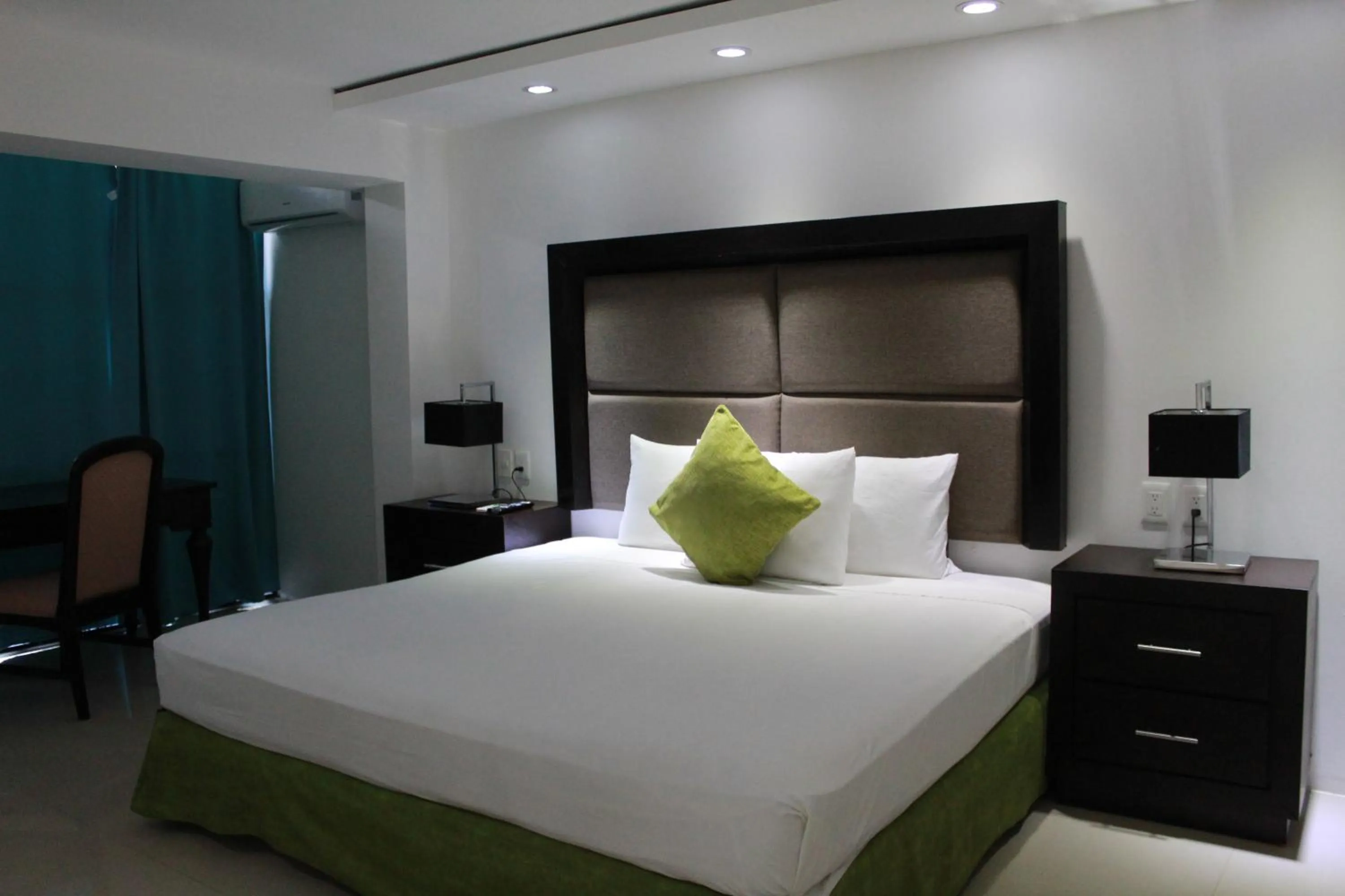 Bed in Sunlight Hotel