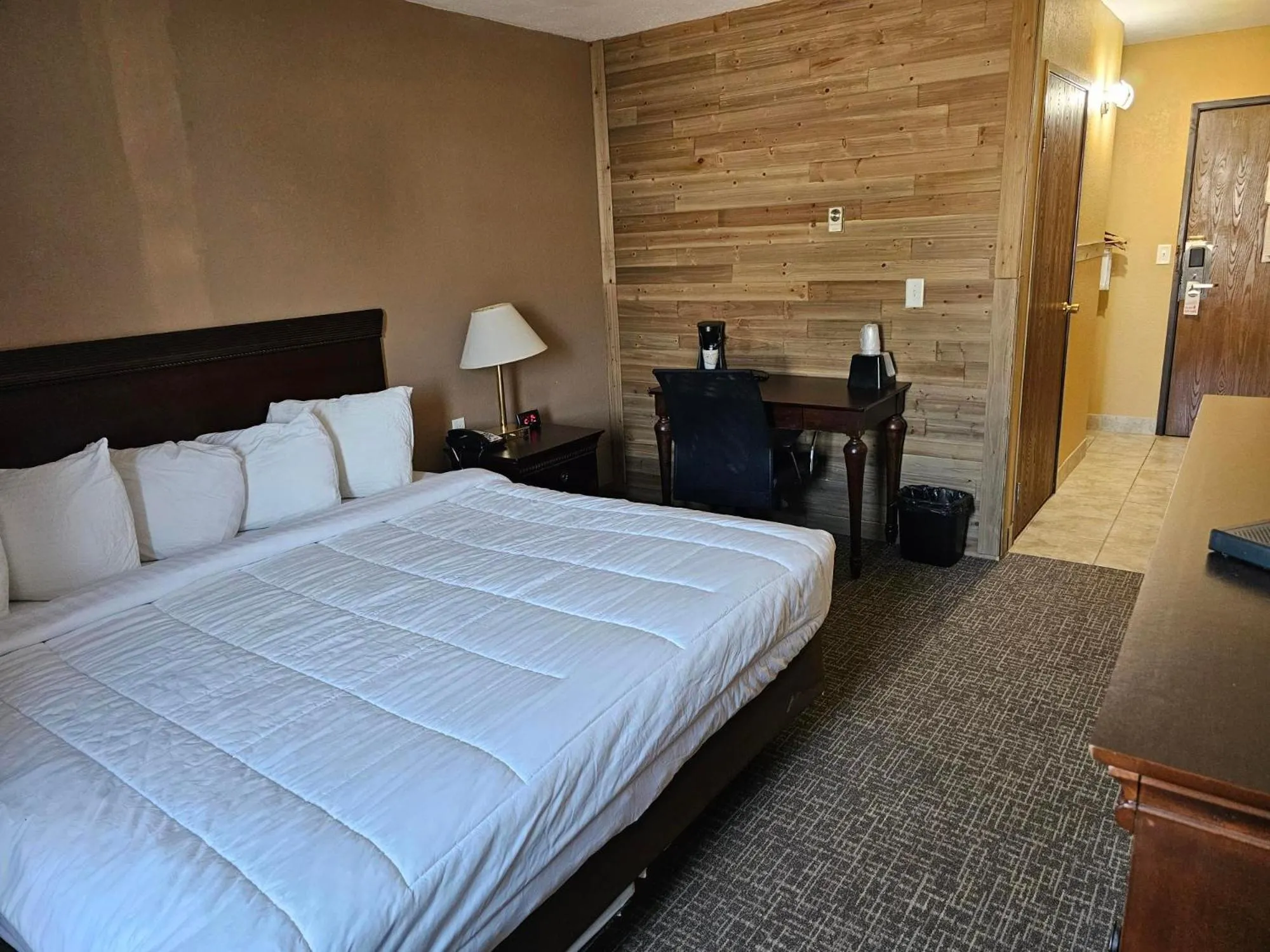 Bed in Crookston Inn & Convention Center