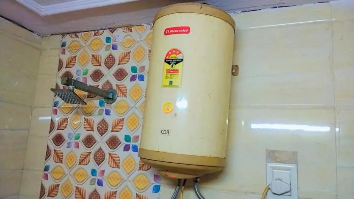 Shower in Hotel Maharaja Continental - New Delhi