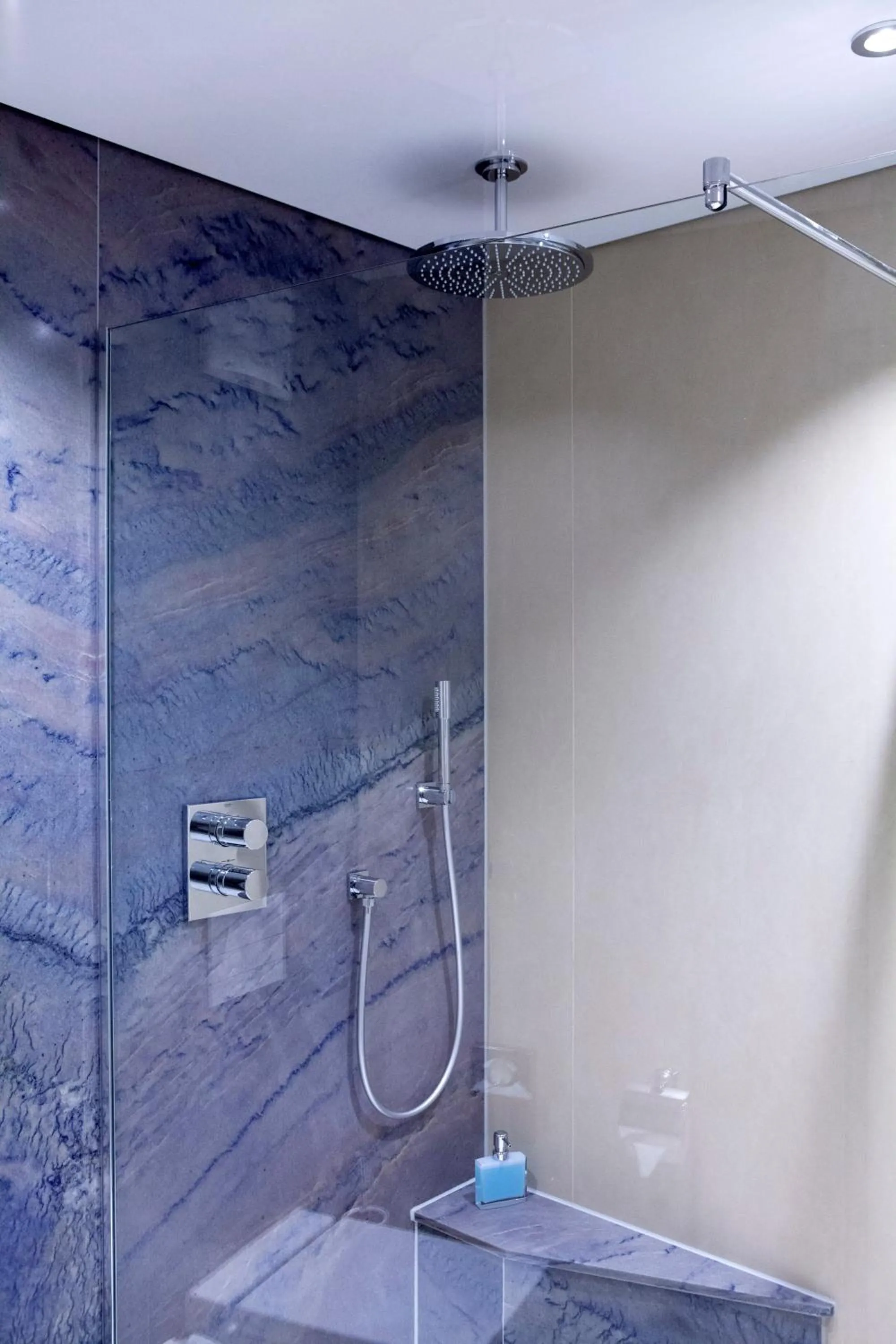 Shower in Schwitzer's Hotel am Park