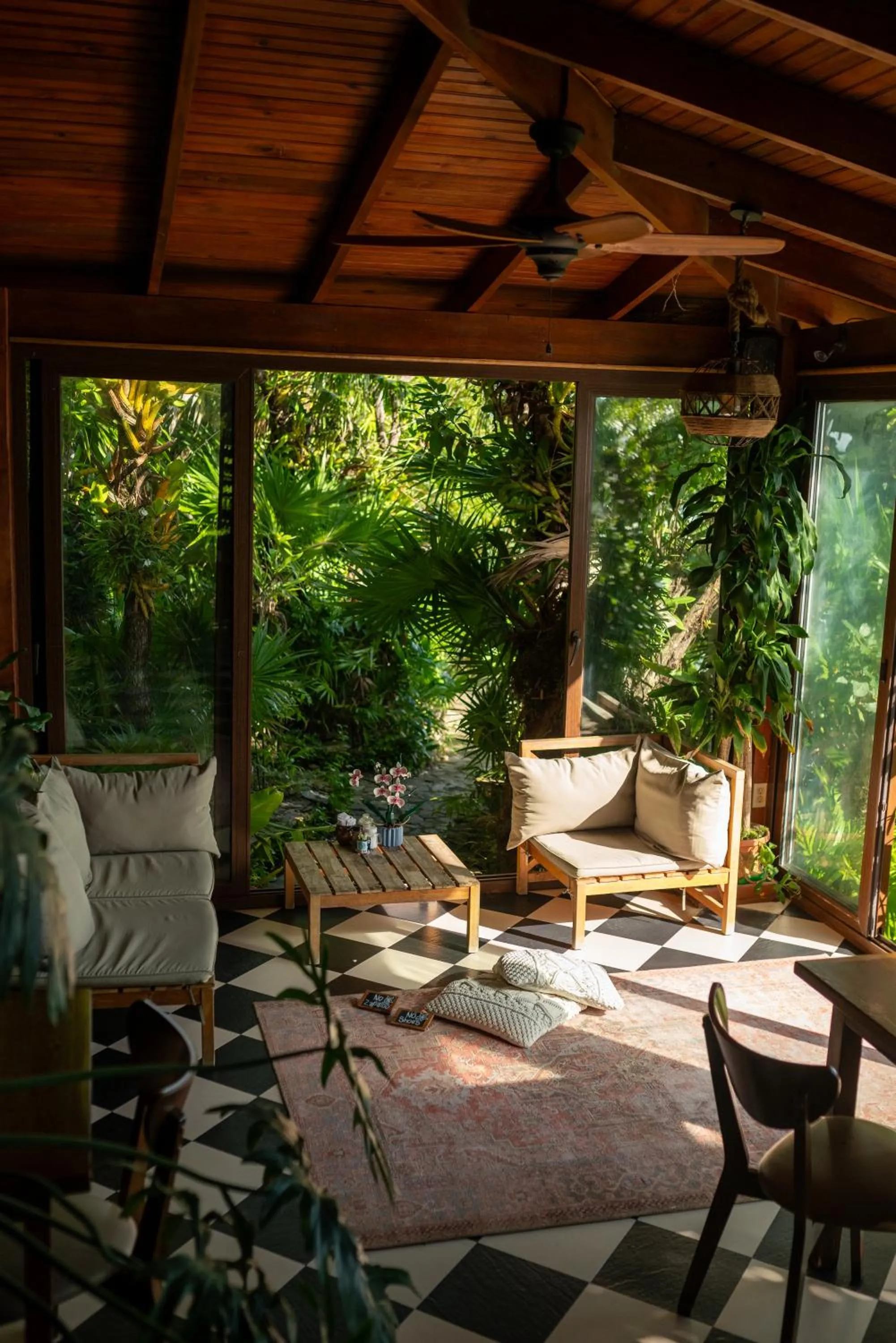 Restaurant/places to eat in Hotel Posada Las Orquídeas,West End