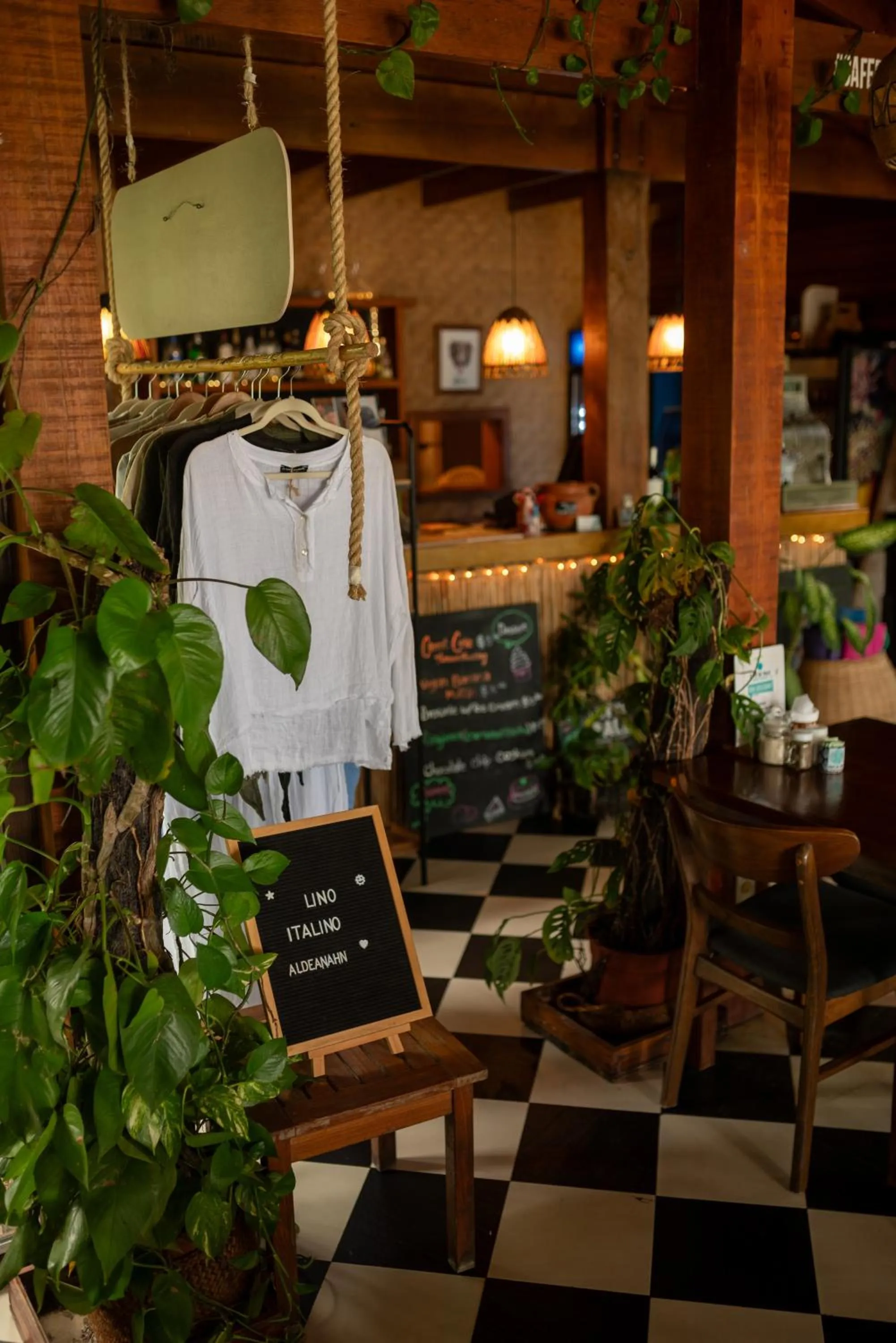 Restaurant/places to eat in Hotel Posada Las Orquídeas,West End