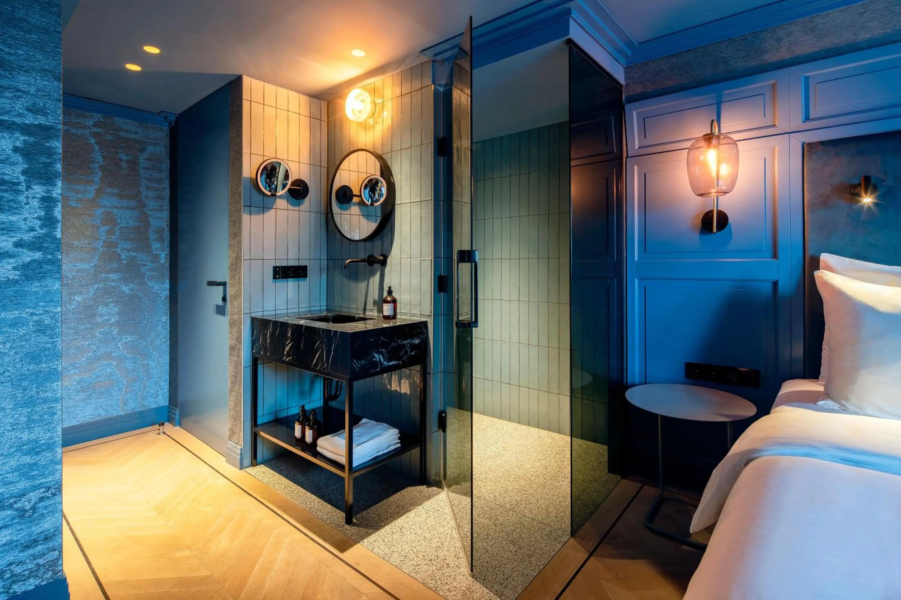 Shower, Bed in The Highlander Amsterdam