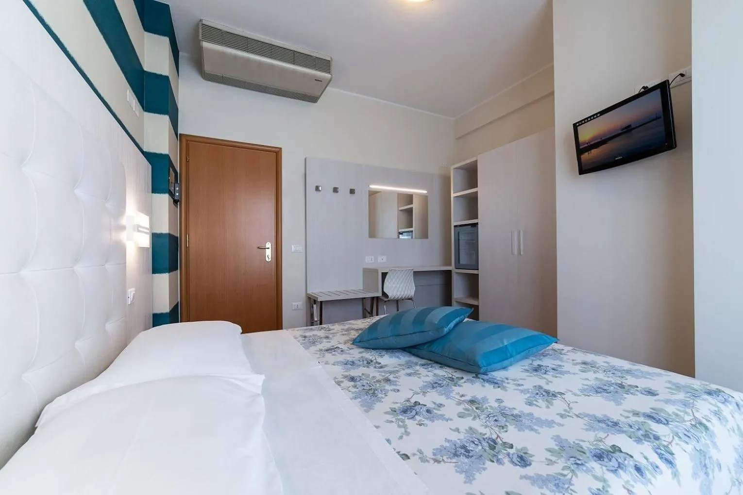 Photo of the whole room, Bed in Hotel Rondinella e Viola