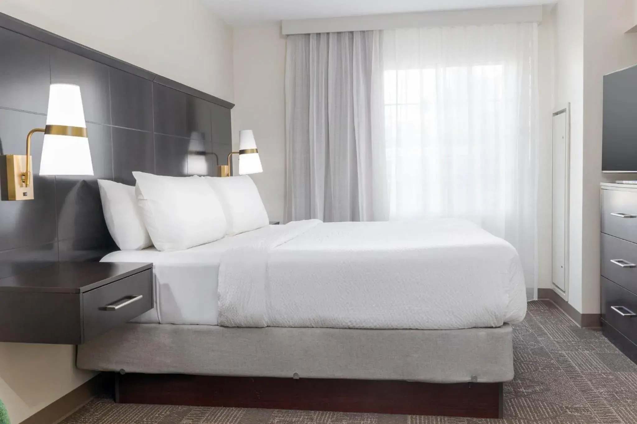 Two-Bedroom Suite with One King and Two Queen Beds in Staybridge Suites Chandler by IHG Two-Bedroom Suite with One King and Two Queen Beds in Staybridge Suites Chandler by IHG