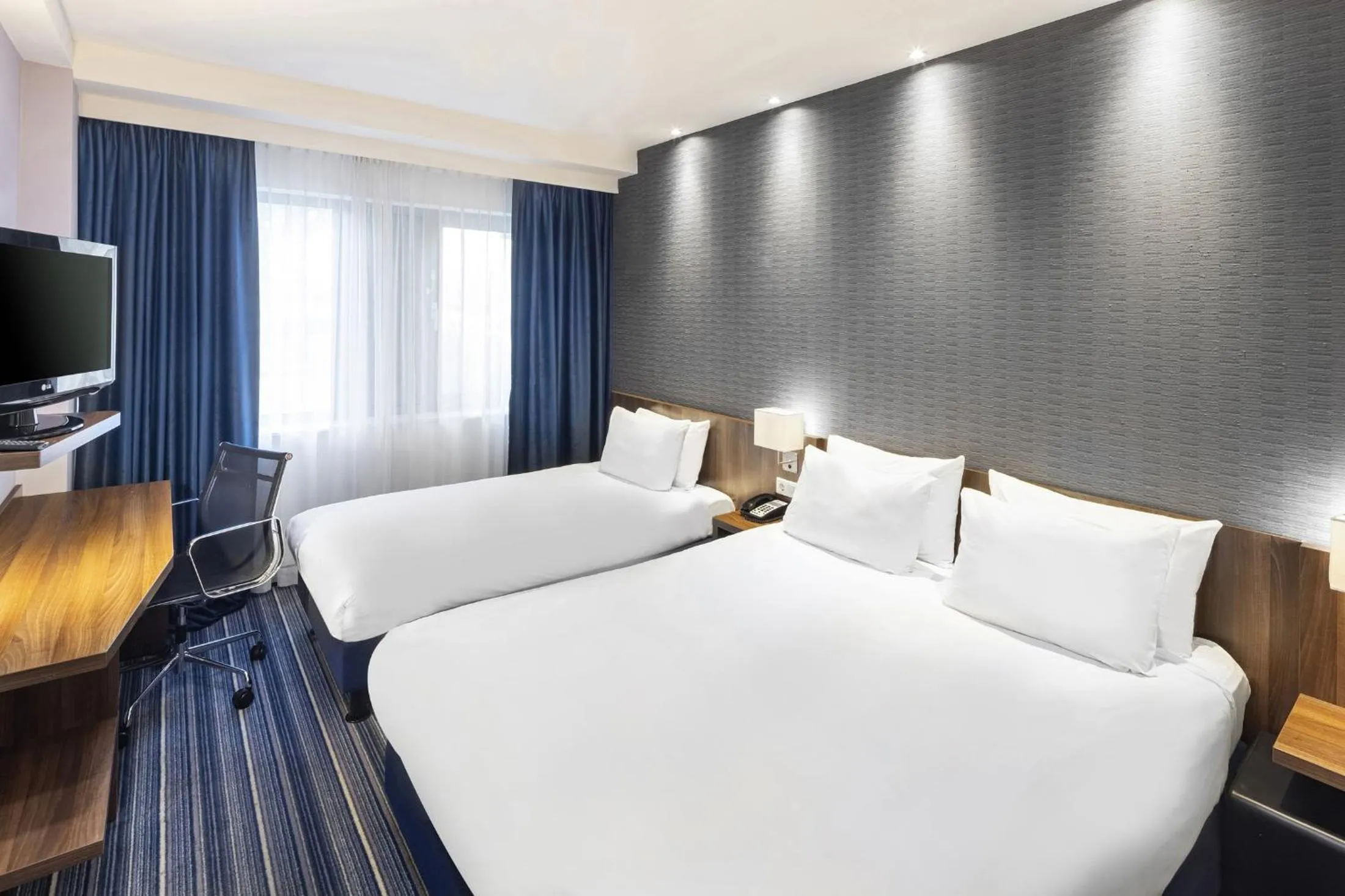 Bed in Holiday Inn Express Amsterdam Arena Towers by IHG