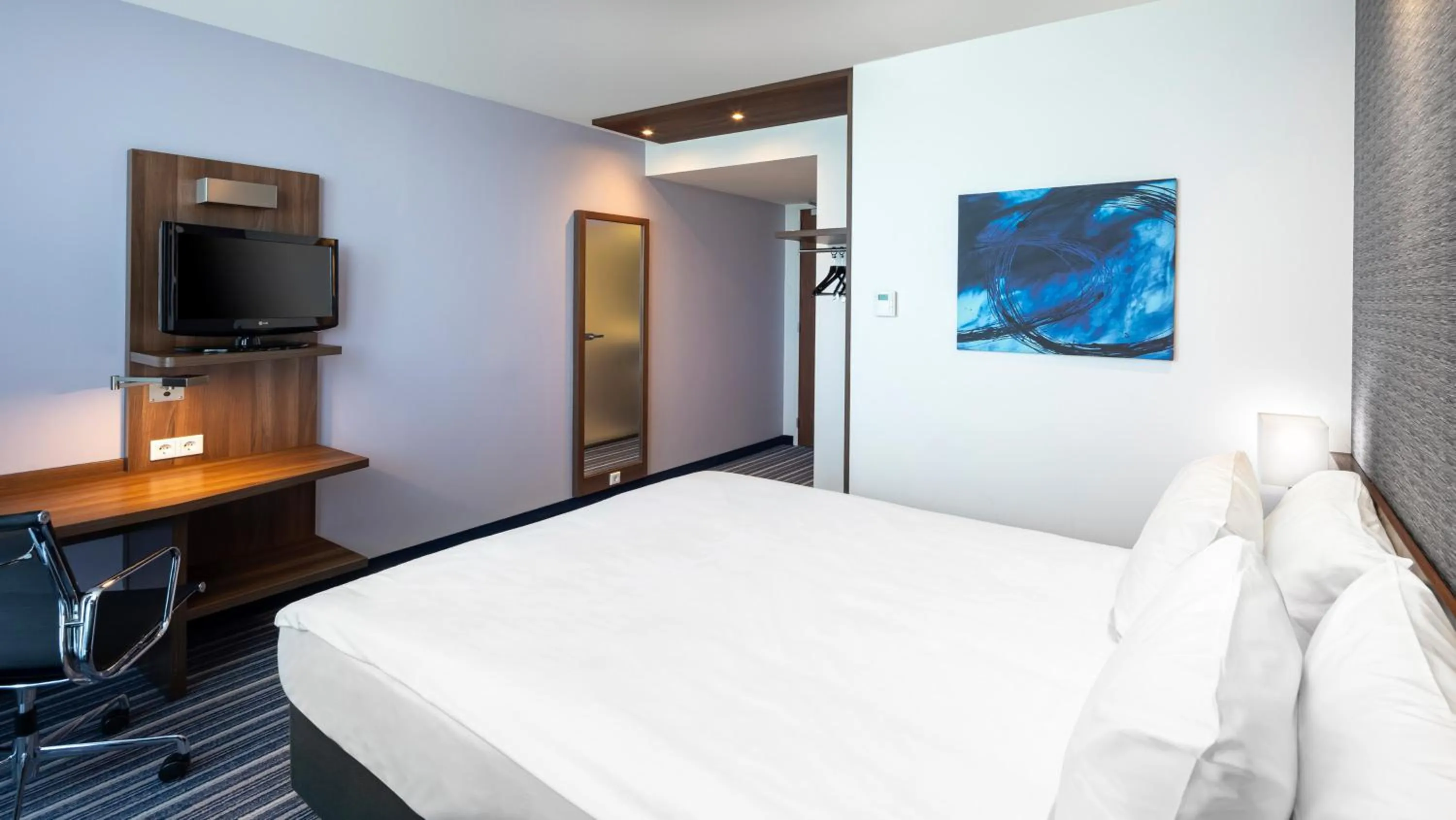 Photo of the whole room, Bed in Holiday Inn Express Amsterdam Arena Towers by IHG