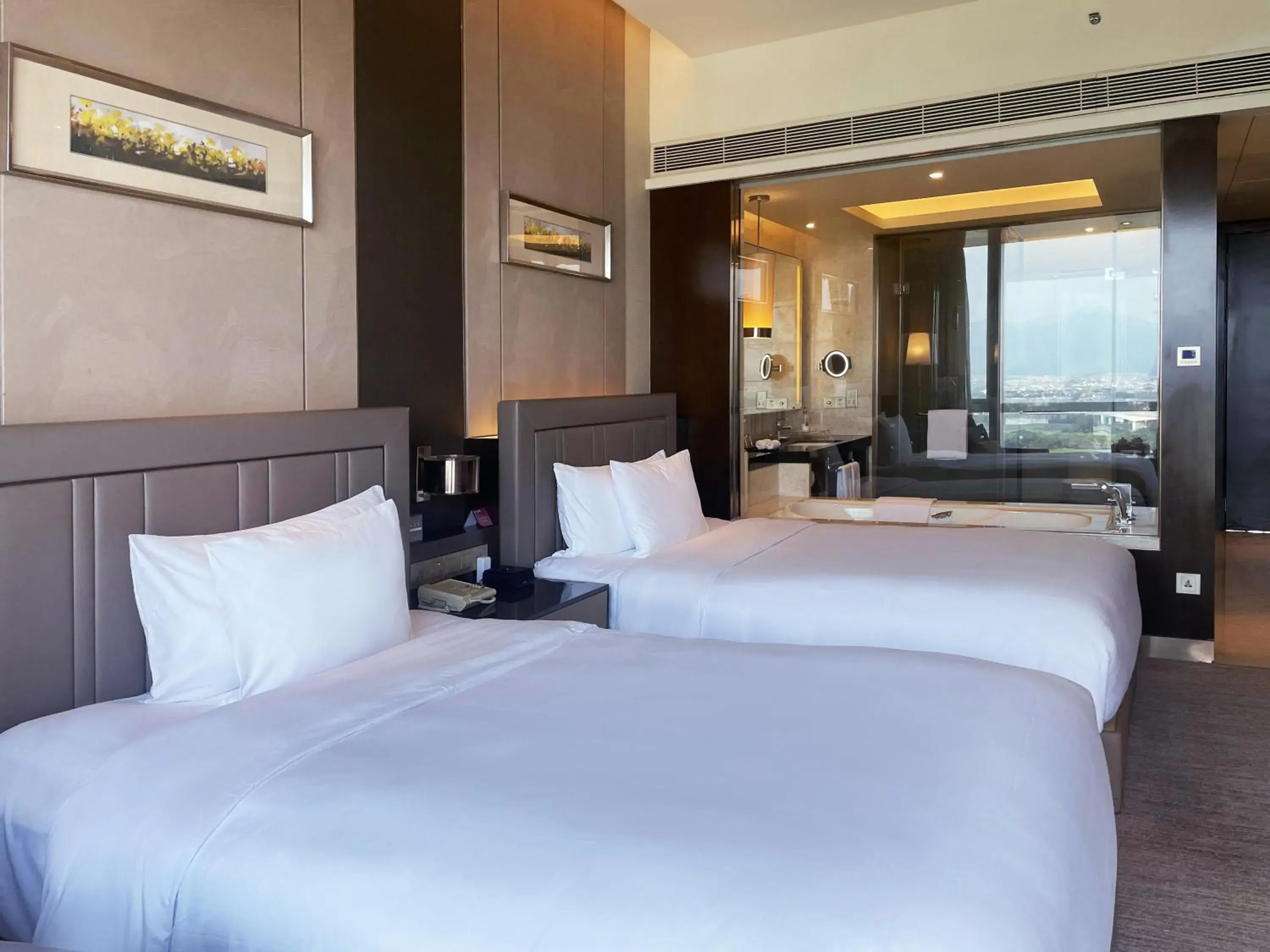 Premium King Room with Lake View in Crowne Plaza Zhangzhou by IHG Premium King Room with Lake View in Crowne Plaza Zhangzhou by IHG