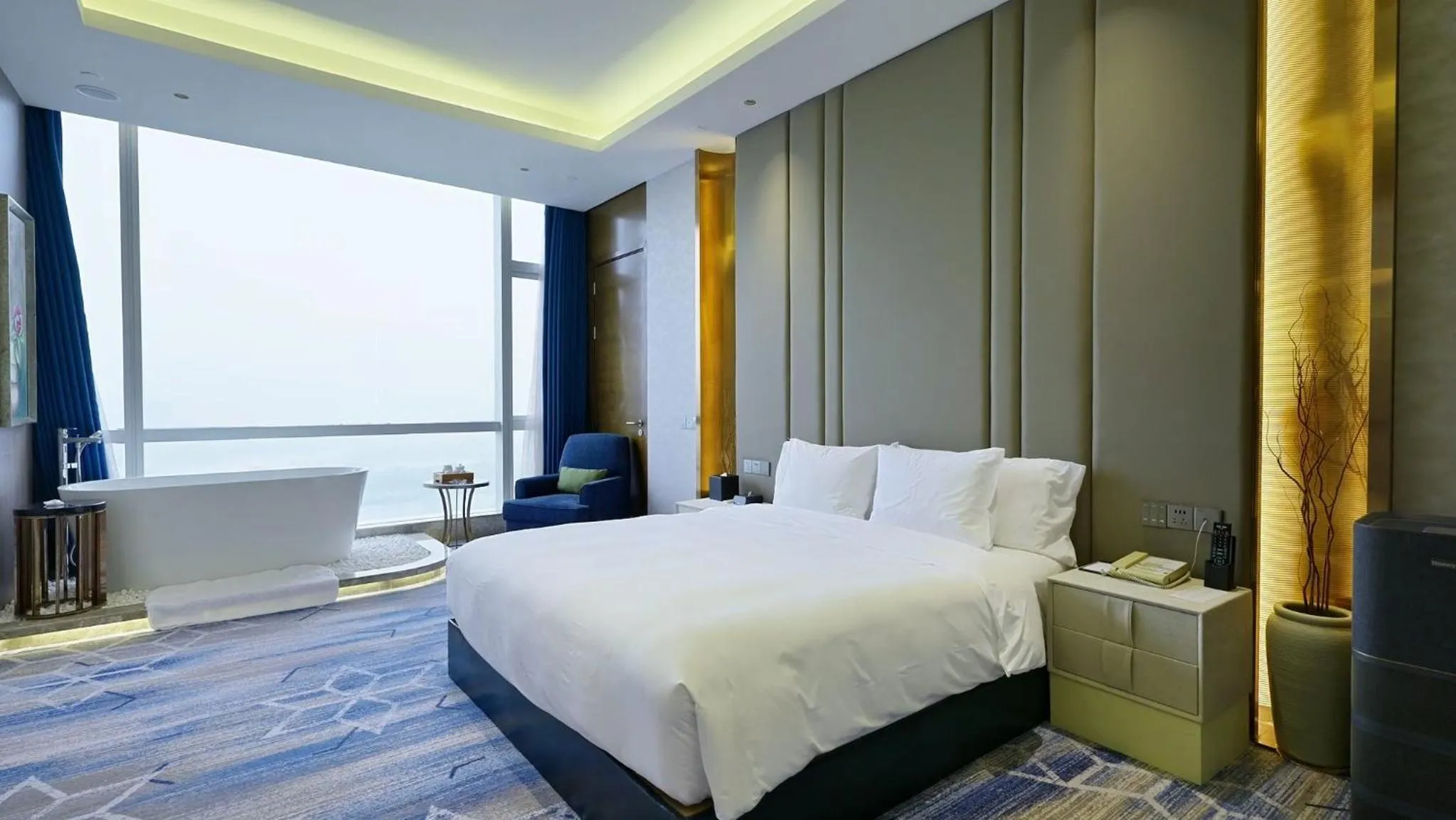 Photo of the whole room, Bed in Crowne Plaza Zhangzhou by IHG